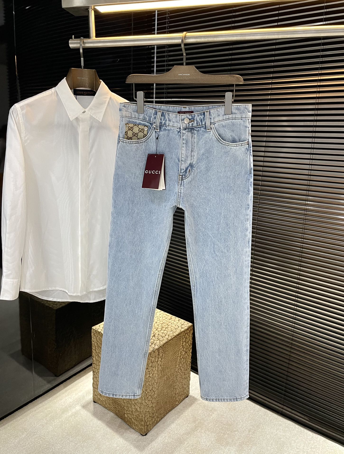 NO:501012,P Gucc’s new style GG inlaid wash jeans. This jeans are a combination of denim clothing items and implicit and restrained details, making daily style more elegant. These jeans are made of light blue bleached and washed tannin fabric, ingeniously embellished GG canvas inlaid and Gucci Jacron labels, buttons and zipper access control, making the entire design even more eye-catching. The upper body effect is super good, highly recommended!  Number of codes 30 31 32 33 34 36, gucci,gucci,jeans,alexander wang19860909P  Gucc（古驰）新款饰GG镶饰水洗牛仔裤,这款牛仔裤是丹宁服饰单品与含蓄内敛的细节融为一体,令日常造型更显高雅.这款牛仔裤以浅蓝色漂白水洗丹宁面料打造,匠心缀饰GG帆布镶饰和Gucci Jacron标签,纽扣和拉链门禁,令整个设计愈发亮眼.上身效果超级棒,强烈推荐！码数 30 31 32 33 34 36,,gucci,gucci,jeans,alexander wang,Men's clothing