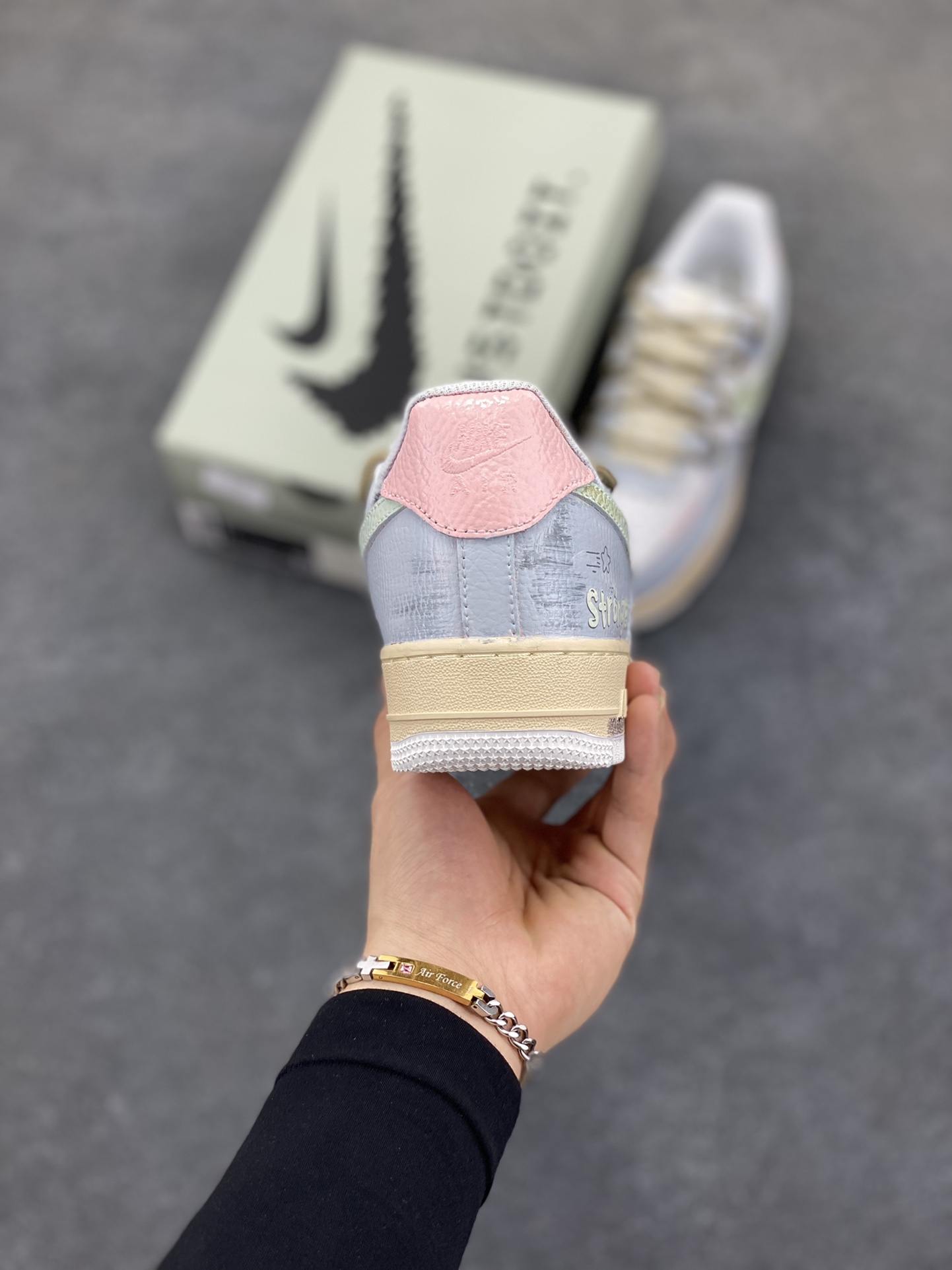 图片[4]-手绘涂鸦“浅雾漫旅”空军一号定制板鞋 定制款“浅雾漫旅”，浅灰基底晕染朦胧雾感，做旧中底似旅途斑驳印记。多彩线条与俏皮图案穿插，如漫步时撞见的奇妙风景，每一处细节，都在讲述一场关于自由与探索的漫旅 货号：YT0303-222 尺码：36 36.5 37.5 38 38.5 39 40 40.5 41 42 42.5 43 44 44.5 45-选品中心