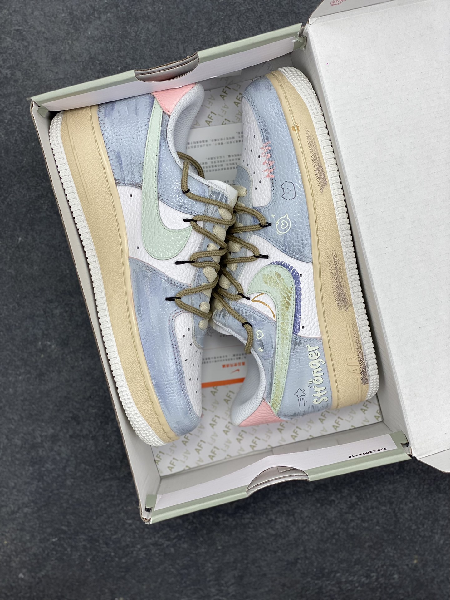 图片[9]-手绘涂鸦“浅雾漫旅”空军一号定制板鞋 定制款“浅雾漫旅”，浅灰基底晕染朦胧雾感，做旧中底似旅途斑驳印记。多彩线条与俏皮图案穿插，如漫步时撞见的奇妙风景，每一处细节，都在讲述一场关于自由与探索的漫旅 货号：YT0303-222 尺码：36 36.5 37.5 38 38.5 39 40 40.5 41 42 42.5 43 44 44.5 45-选品中心