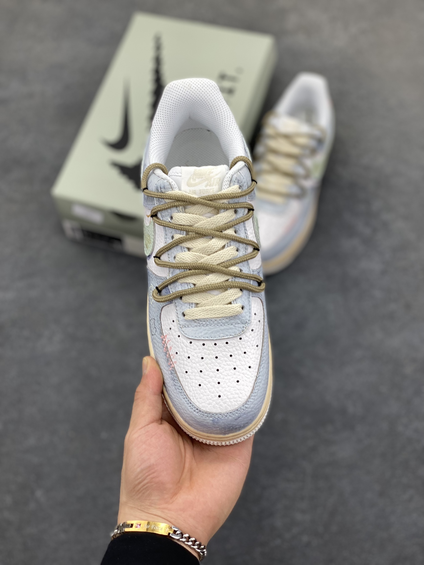 图片[2]-手绘涂鸦“浅雾漫旅”空军一号定制板鞋 定制款“浅雾漫旅”，浅灰基底晕染朦胧雾感，做旧中底似旅途斑驳印记。多彩线条与俏皮图案穿插，如漫步时撞见的奇妙风景，每一处细节，都在讲述一场关于自由与探索的漫旅 货号：YT0303-222 尺码：36 36.5 37.5 38 38.5 39 40 40.5 41 42 42.5 43 44 44.5 45-选品中心