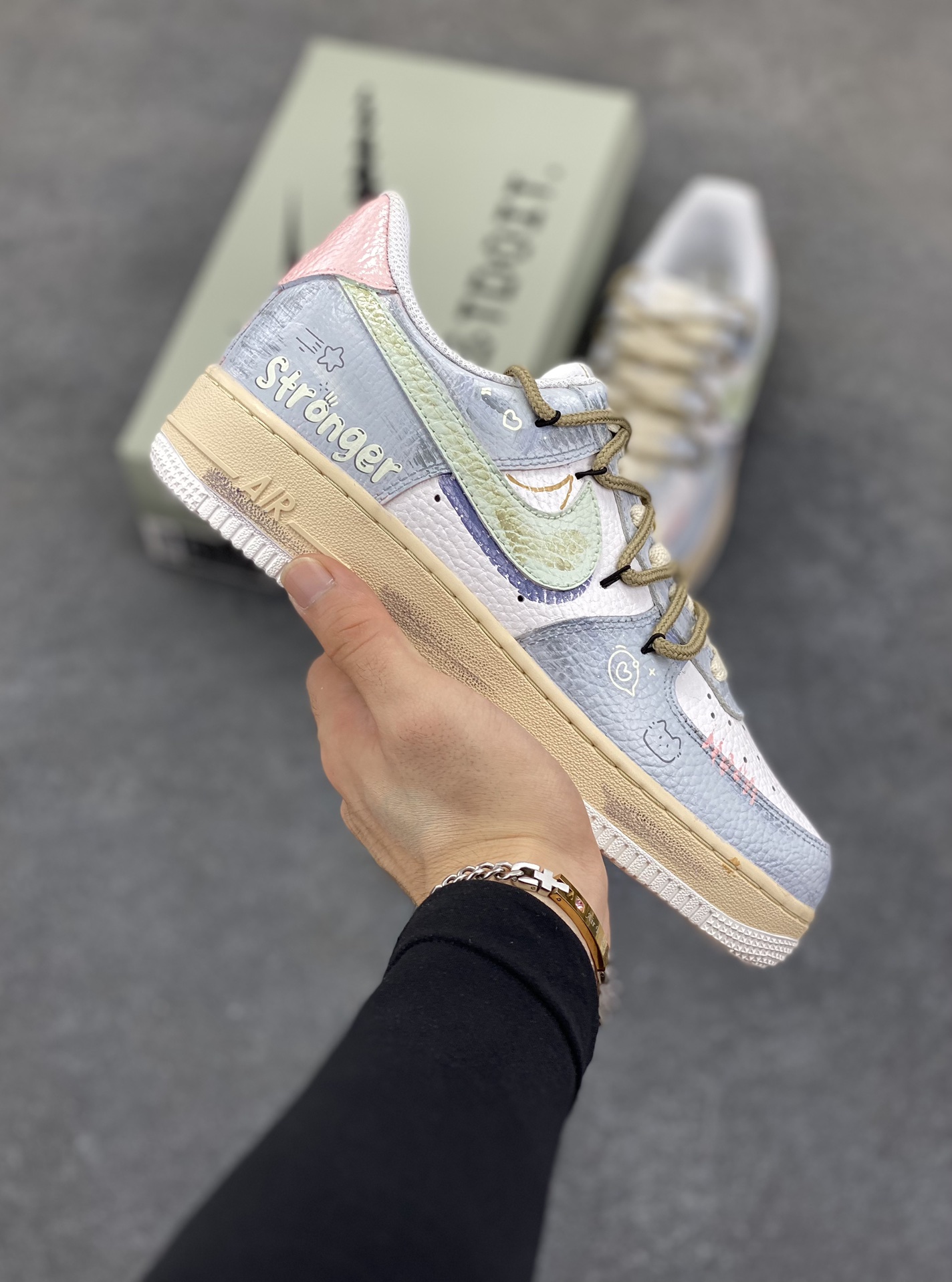 手绘涂鸦“浅雾漫旅”空军一号定制板鞋 定制款“浅雾漫旅”，浅灰基底晕染朦胧雾感，做旧中底似旅途斑驳印记。多彩线条与俏皮图案穿插，如漫步时撞见的奇妙风景，每一处细节，都在讲述一场关于自由与探索的漫旅 货号：YT0303-222 尺码：36 36.5 37.5 38 38.5 39 40 40.5 41 42 42.5 43 44 44.5 45-选品中心