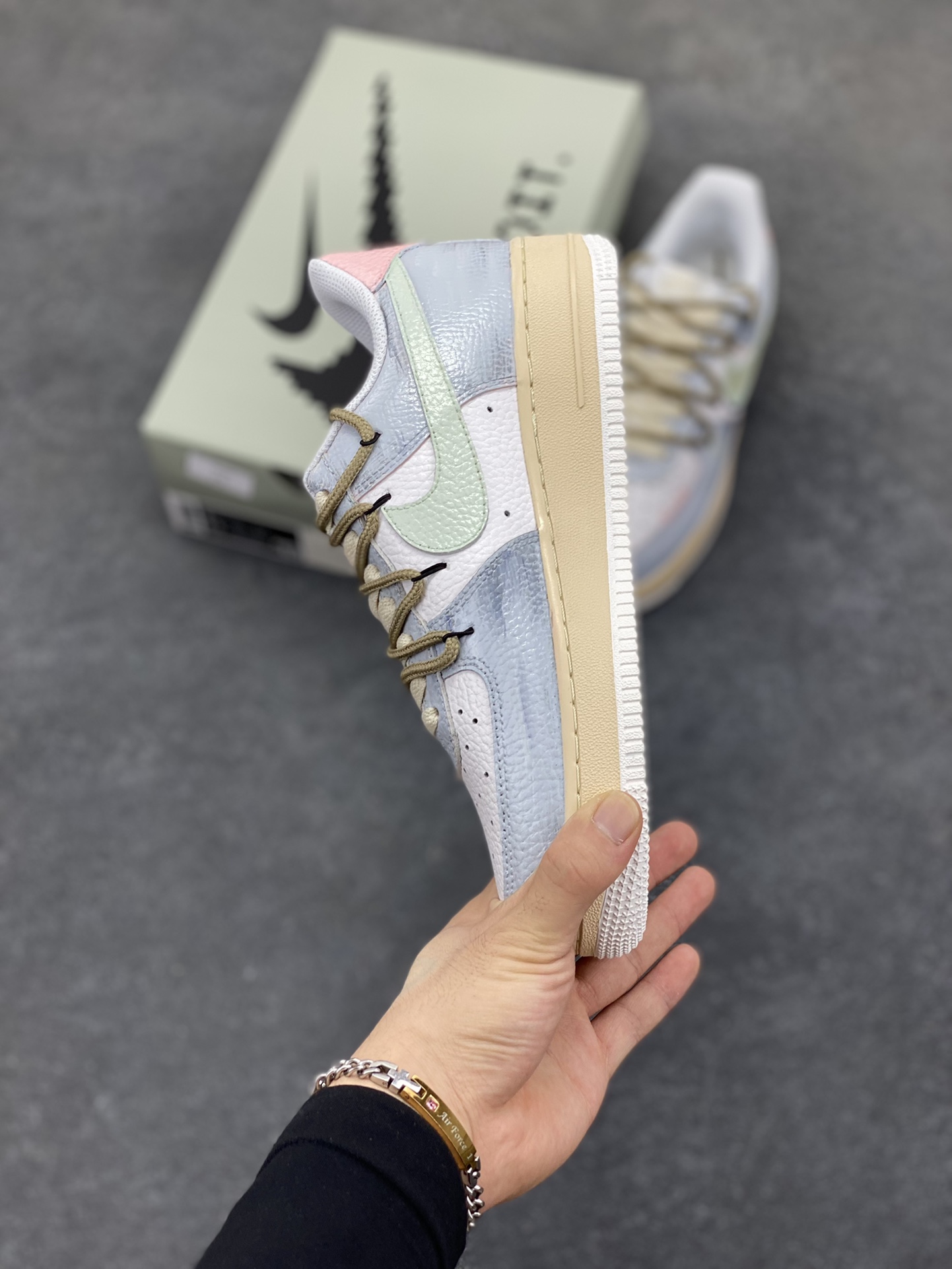 图片[3]-手绘涂鸦“浅雾漫旅”空军一号定制板鞋 定制款“浅雾漫旅”，浅灰基底晕染朦胧雾感，做旧中底似旅途斑驳印记。多彩线条与俏皮图案穿插，如漫步时撞见的奇妙风景，每一处细节，都在讲述一场关于自由与探索的漫旅 货号：YT0303-222 尺码：36 36.5 37.5 38 38.5 39 40 40.5 41 42 42.5 43 44 44.5 45-选品中心