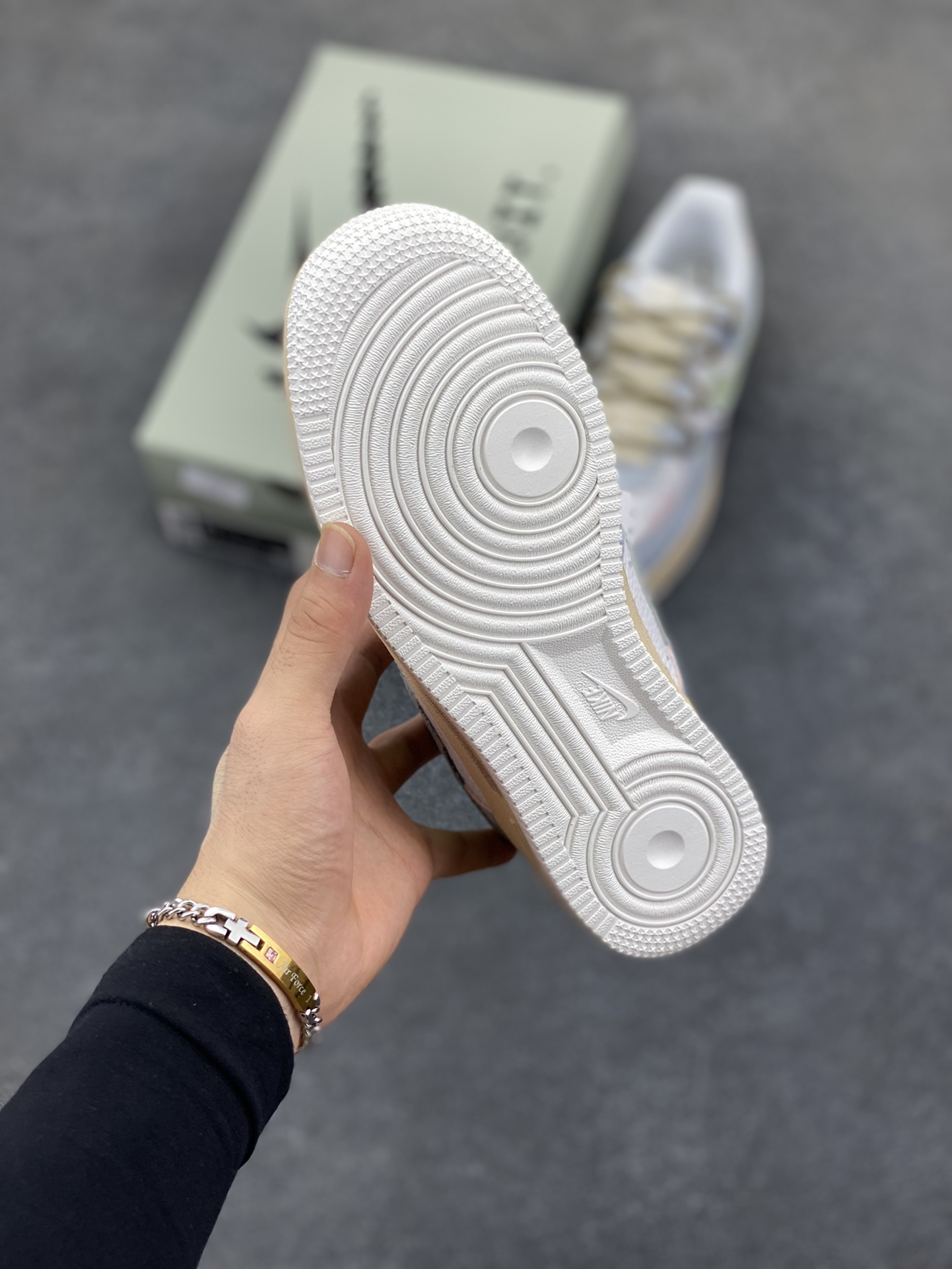 图片[5]-手绘涂鸦“浅雾漫旅”空军一号定制板鞋 定制款“浅雾漫旅”，浅灰基底晕染朦胧雾感，做旧中底似旅途斑驳印记。多彩线条与俏皮图案穿插，如漫步时撞见的奇妙风景，每一处细节，都在讲述一场关于自由与探索的漫旅 货号：YT0303-222 尺码：36 36.5 37.5 38 38.5 39 40 40.5 41 42 42.5 43 44 44.5 45-选品中心