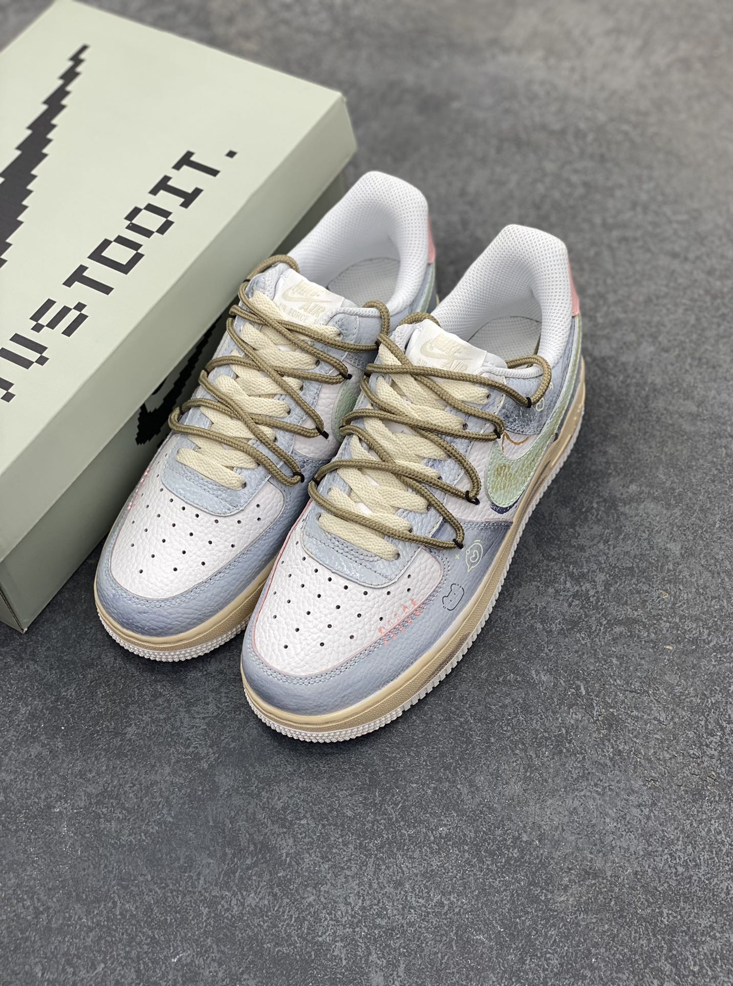 图片[8]-手绘涂鸦“浅雾漫旅”空军一号定制板鞋 定制款“浅雾漫旅”，浅灰基底晕染朦胧雾感，做旧中底似旅途斑驳印记。多彩线条与俏皮图案穿插，如漫步时撞见的奇妙风景，每一处细节，都在讲述一场关于自由与探索的漫旅 货号：YT0303-222 尺码：36 36.5 37.5 38 38.5 39 40 40.5 41 42 42.5 43 44 44.5 45-选品中心