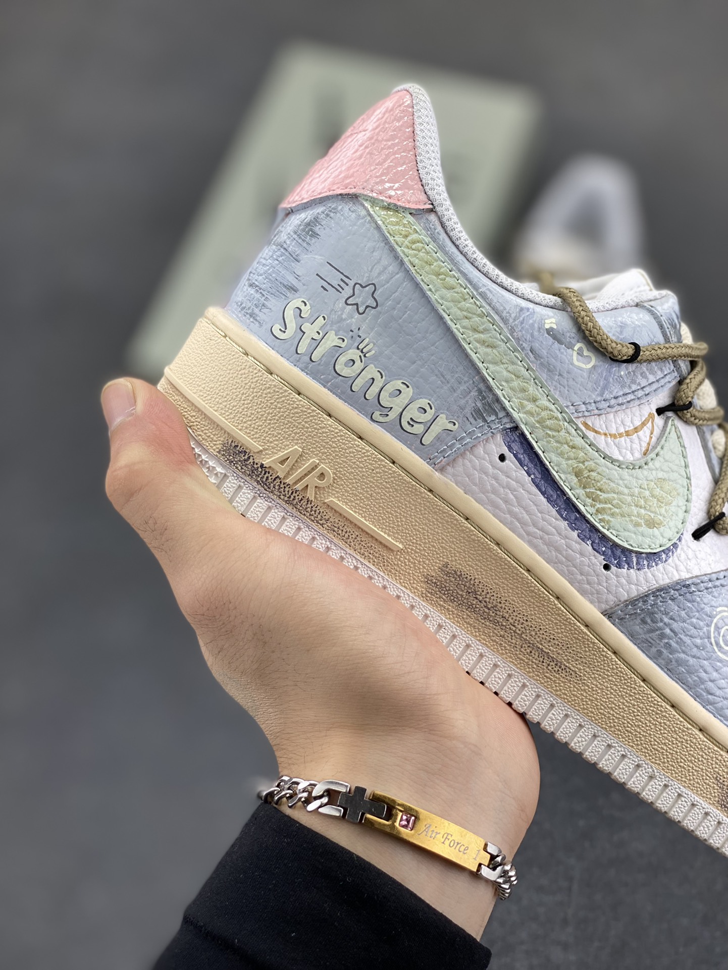 图片[6]-手绘涂鸦“浅雾漫旅”空军一号定制板鞋 定制款“浅雾漫旅”，浅灰基底晕染朦胧雾感，做旧中底似旅途斑驳印记。多彩线条与俏皮图案穿插，如漫步时撞见的奇妙风景，每一处细节，都在讲述一场关于自由与探索的漫旅 货号：YT0303-222 尺码：36 36.5 37.5 38 38.5 39 40 40.5 41 42 42.5 43 44 44.5 45-选品中心