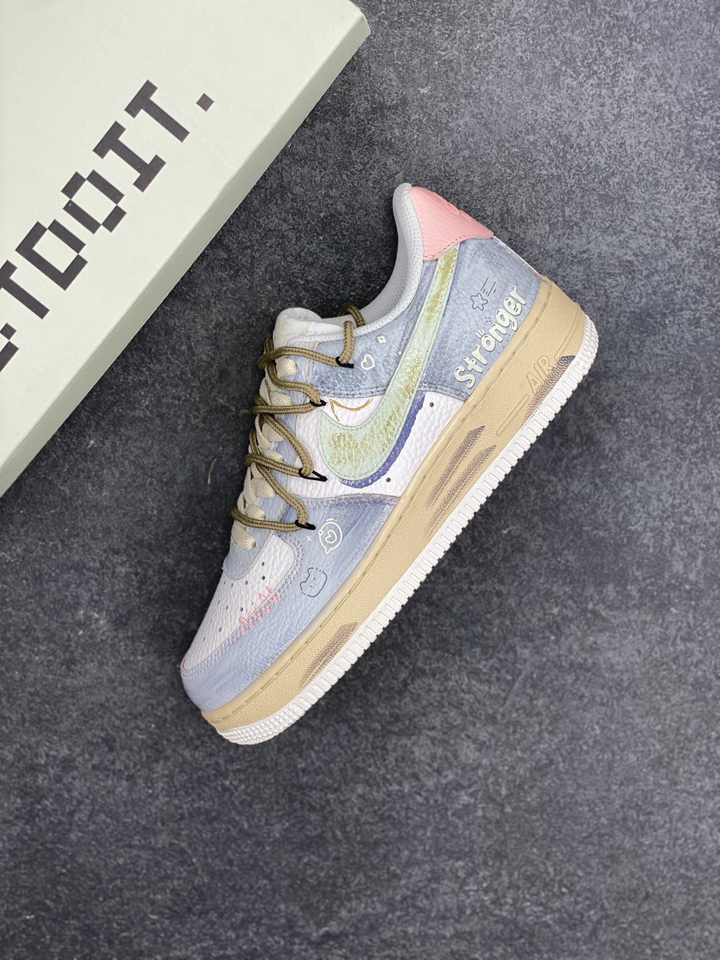 图片[7]-手绘涂鸦“浅雾漫旅”空军一号定制板鞋 定制款“浅雾漫旅”，浅灰基底晕染朦胧雾感，做旧中底似旅途斑驳印记。多彩线条与俏皮图案穿插，如漫步时撞见的奇妙风景，每一处细节，都在讲述一场关于自由与探索的漫旅 货号：YT0303-222 尺码：36 36.5 37.5 38 38.5 39 40 40.5 41 42 42.5 43 44 44.5 45-选品中心