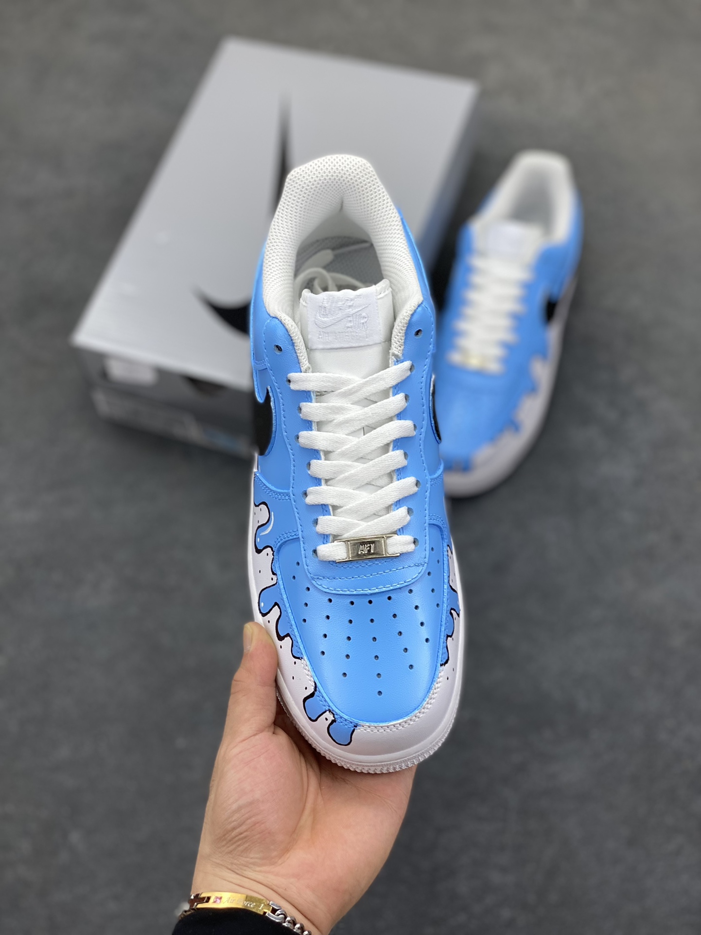 图片[2]-【定制球鞋】纯手工绘画Nike Air Force 1 空军一号 手绘 涂鸦 泼墨 潮流 耐磨 低帮 板鞋 男女同款 白黑色折边针车 工艺难度大 原楦头原纸板 原装鞋盒 定制五金配件 内置全掌气垫 原厂鞋底 货号：CW2288-111 尺码：36 36.5 37.5 38 38.5 39 40 40.5 41 42 42.5 43 44 44.5 45-选品中心