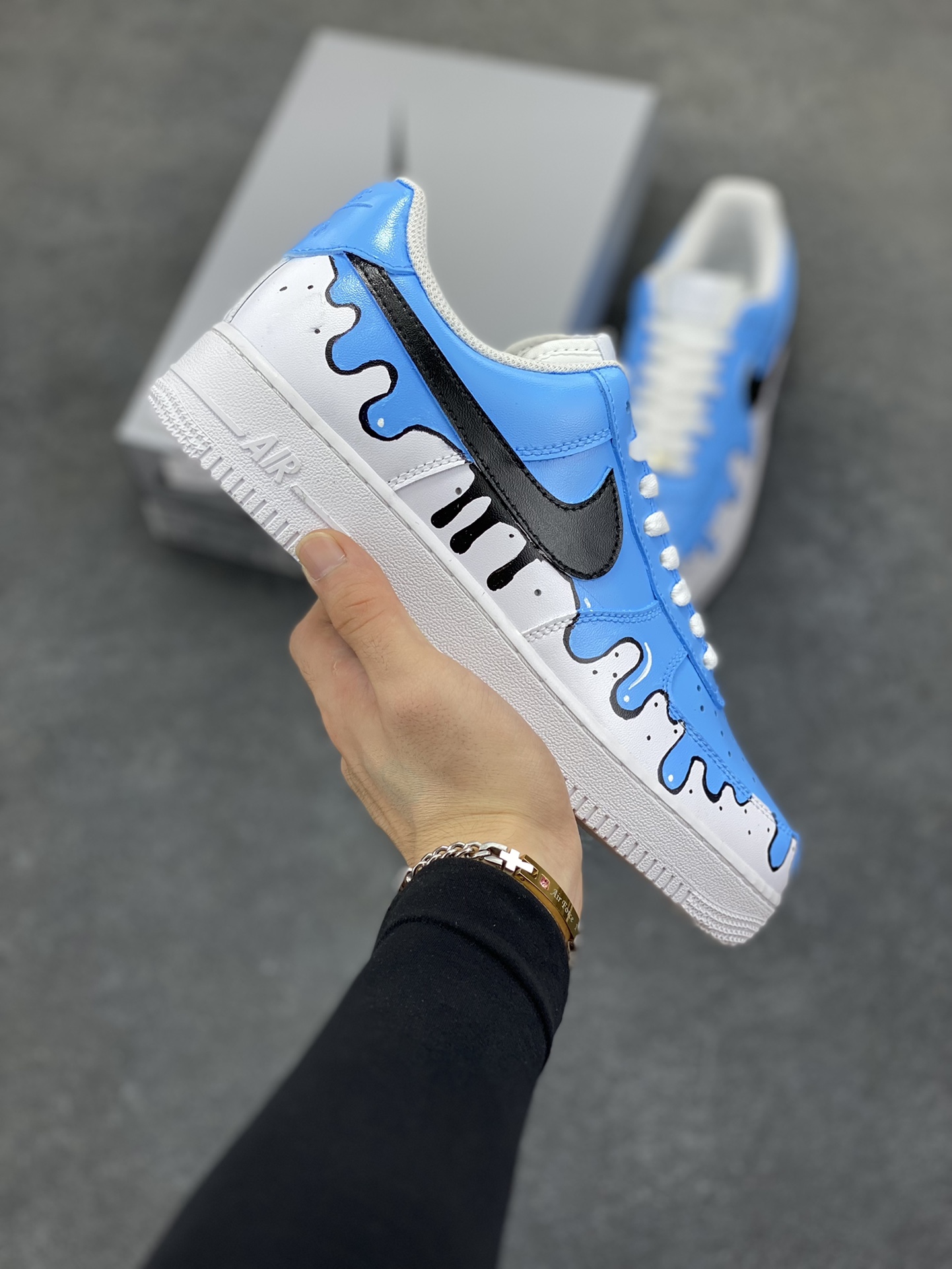 【定制球鞋】纯手工绘画Nike Air Force 1 空军一号 手绘 涂鸦 泼墨 潮流 耐磨 低帮 板鞋 男女同款 白黑色折边针车 工艺难度大 原楦头原纸板 原装鞋盒 定制五金配件 内置全掌气垫 原厂鞋底 货号:CW2288-111 尺码:36 36.5 37.5 38 38.5 39 40 40.5 41 42 42.5 43 44 44.5 45-选品中心