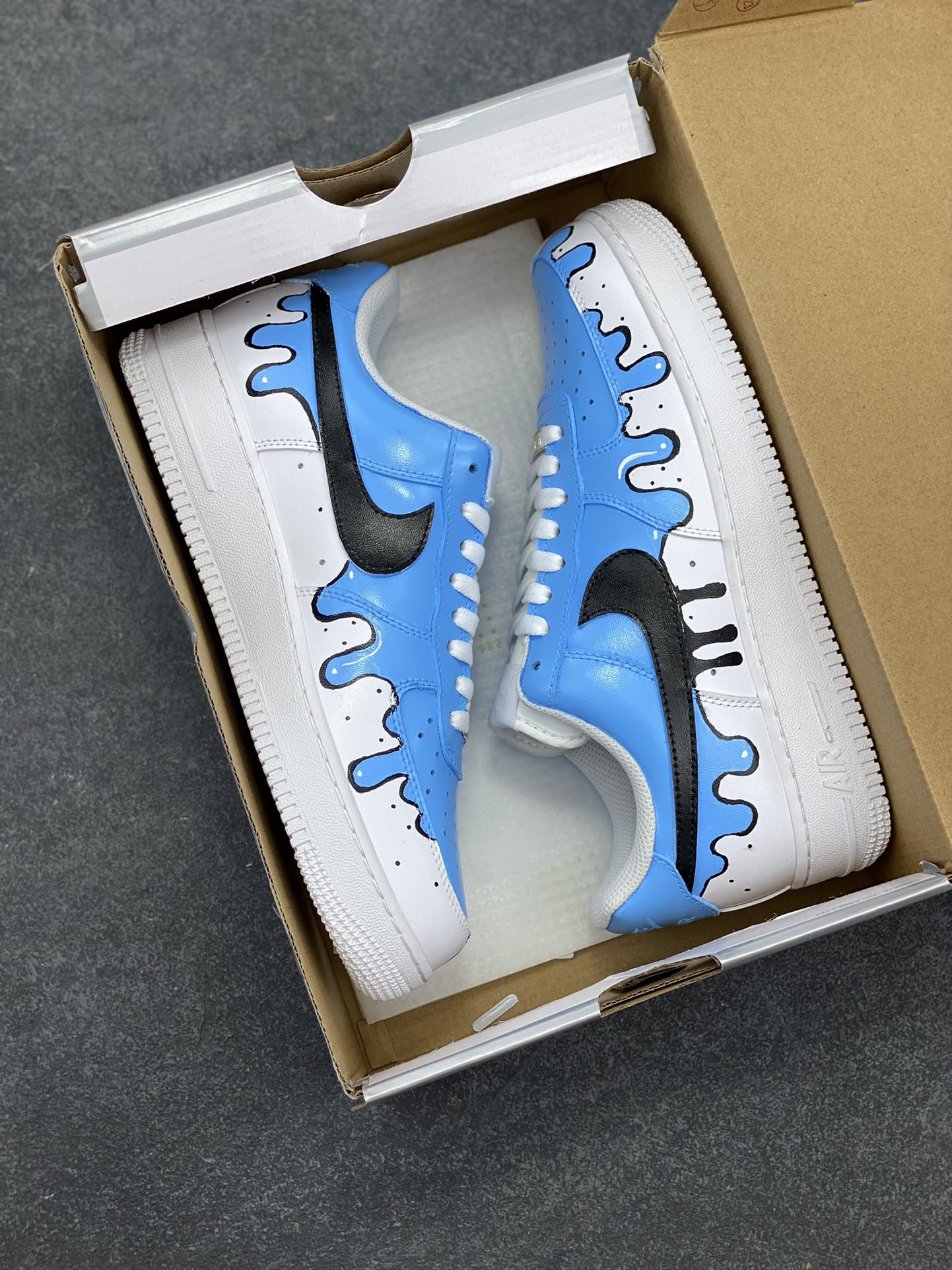 图片[9]-【定制球鞋】纯手工绘画Nike Air Force 1 空军一号 手绘 涂鸦 泼墨 潮流 耐磨 低帮 板鞋 男女同款 白黑色折边针车 工艺难度大 原楦头原纸板 原装鞋盒 定制五金配件 内置全掌气垫 原厂鞋底 货号：CW2288-111 尺码：36 36.5 37.5 38 38.5 39 40 40.5 41 42 42.5 43 44 44.5 45-选品中心