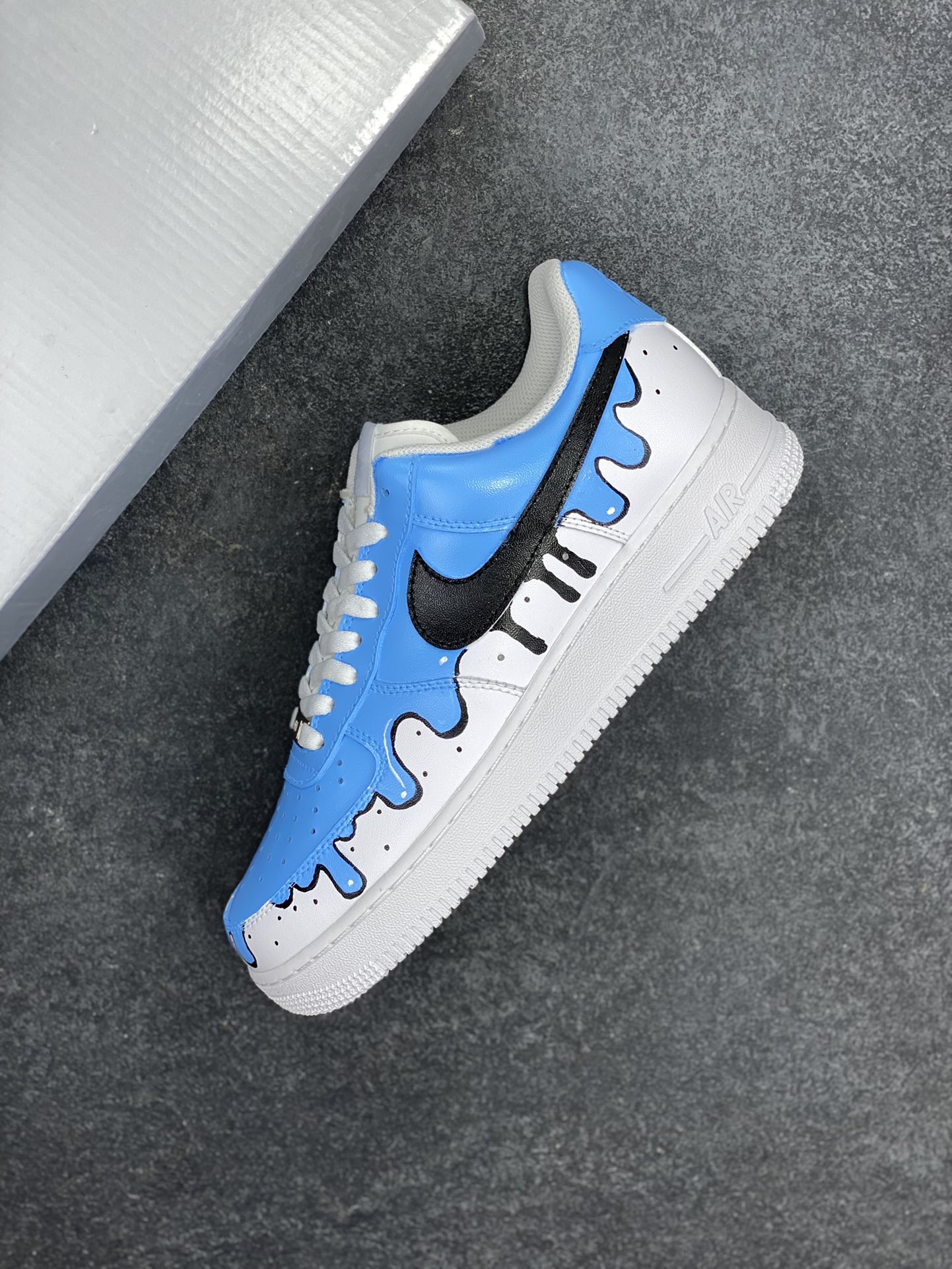 图片[7]-【定制球鞋】纯手工绘画Nike Air Force 1 空军一号 手绘 涂鸦 泼墨 潮流 耐磨 低帮 板鞋 男女同款 白黑色折边针车 工艺难度大 原楦头原纸板 原装鞋盒 定制五金配件 内置全掌气垫 原厂鞋底 货号：CW2288-111 尺码：36 36.5 37.5 38 38.5 39 40 40.5 41 42 42.5 43 44 44.5 45-选品中心