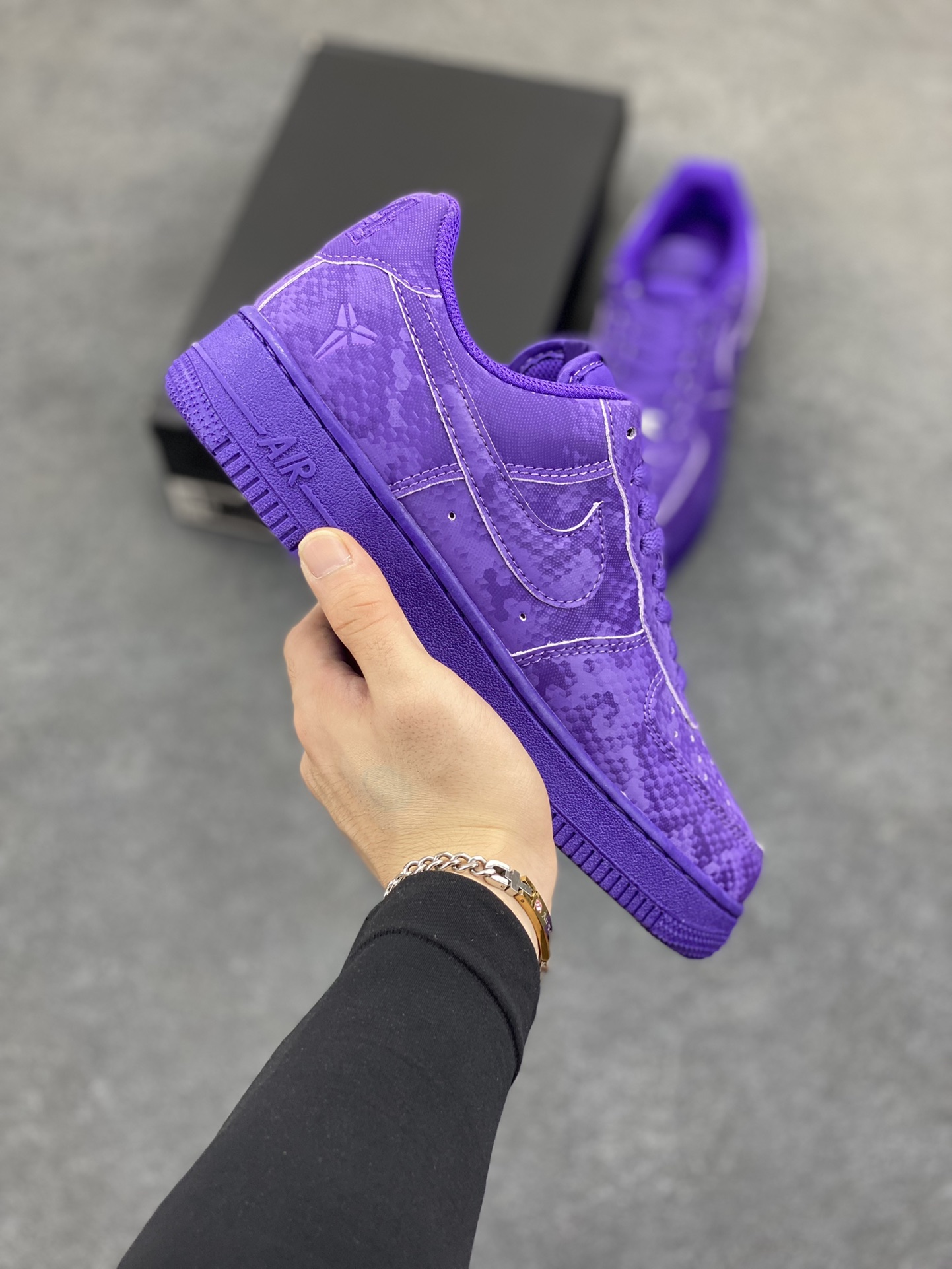 Nike Air Force 1 Low 空军一号低帮百搭休闲运动板鞋。柔软、弹性十足的缓震性能和出色的中底设计，横跨复古与现代的外型结合，造就出风靡全球三十多年的Force 1，直到今天还深受青睐。 货号：IB0018-500 尺码：36 36.5 37.5 38 38.5 39 40 40.5 41 42 42.5 43 44 44.5 45-选品中心