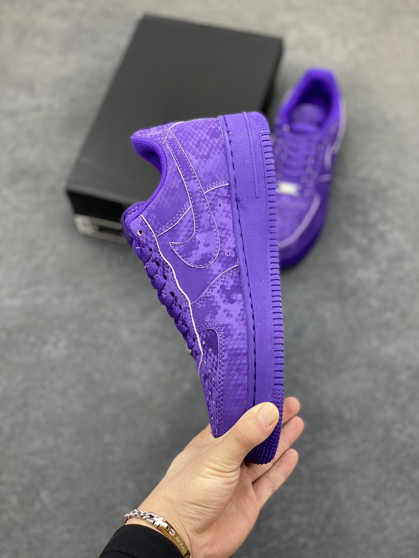 图片[3]-Nike Air Force 1 Low 空军一号低帮百搭休闲运动板鞋。柔软、弹性十足的缓震性能和出色的中底设计，横跨复古与现代的外型结合，造就出风靡全球三十多年的Force 1，直到今天还深受青睐。 货号：IB0018-500 尺码：36 36.5 37.5 38 38.5 39 40 40.5 41 42 42.5 43 44 44.5 45-选品中心
