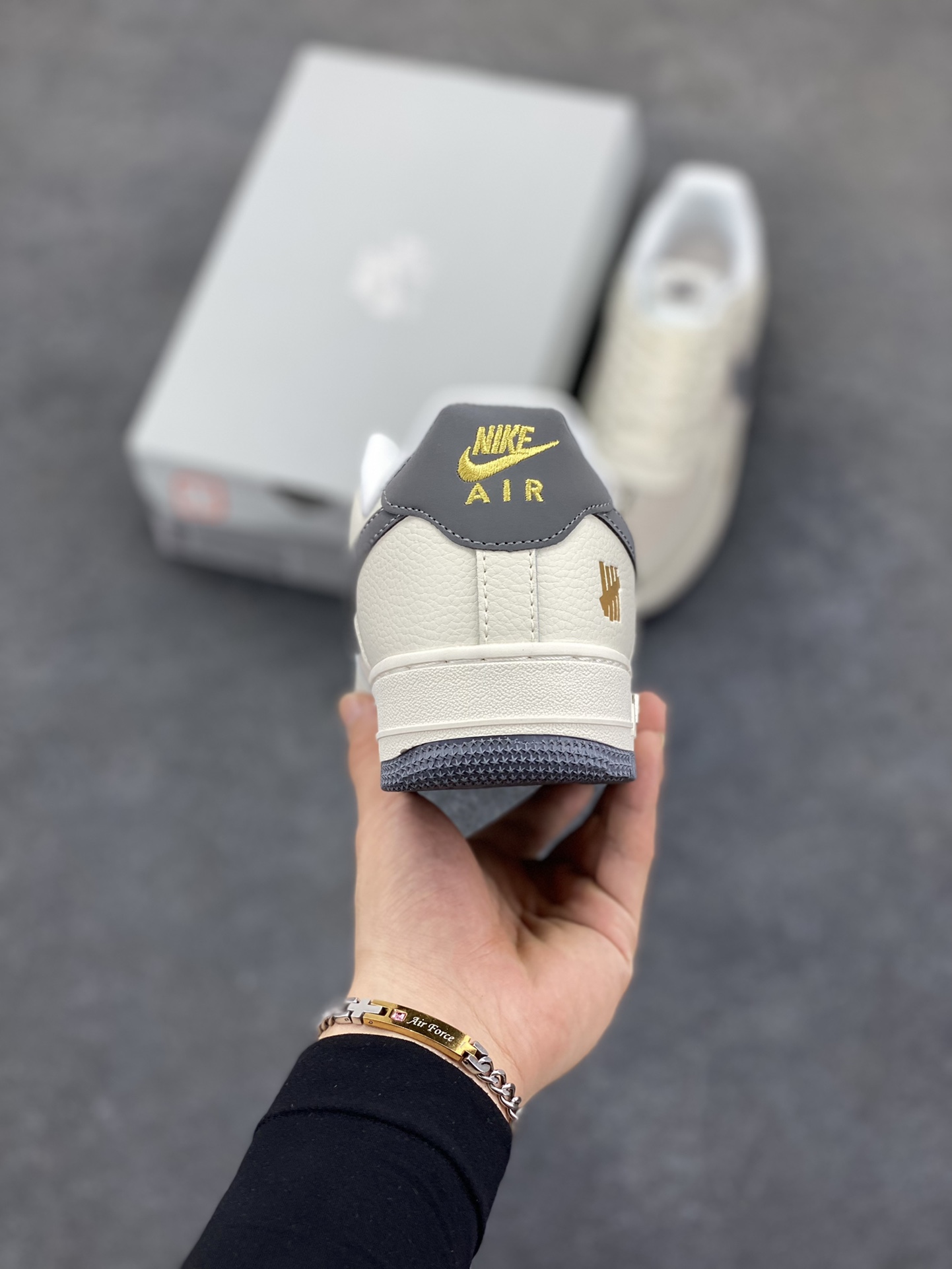 图片[4]-Nike Air Force 1 Low 空军一号低帮百搭休闲运动板鞋。柔软、弹性十足的缓震性能和出色的中底设计，横跨复古与现代的外型结合，造就出风靡全球三十多年的Force 1，直到今天还深受青睐。 货号：CW2288-111 尺码：36 36.5 37.5 38 38.5 39 40 40.5 41 42 42.5 43 44 44.5 45-选品中心