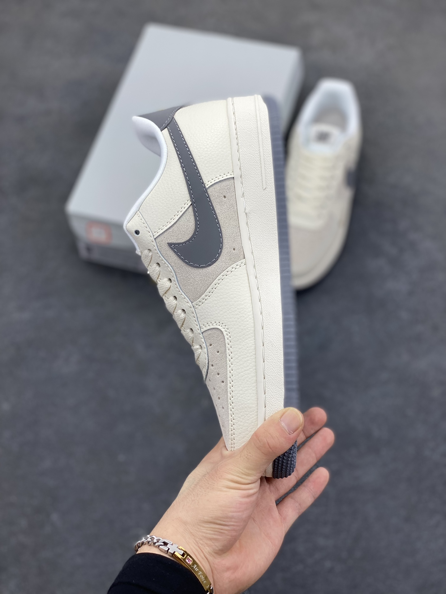 图片[3]-Nike Air Force 1 Low 空军一号低帮百搭休闲运动板鞋。柔软、弹性十足的缓震性能和出色的中底设计，横跨复古与现代的外型结合，造就出风靡全球三十多年的Force 1，直到今天还深受青睐。 货号：CW2288-111 尺码：36 36.5 37.5 38 38.5 39 40 40.5 41 42 42.5 43 44 44.5 45-选品中心
