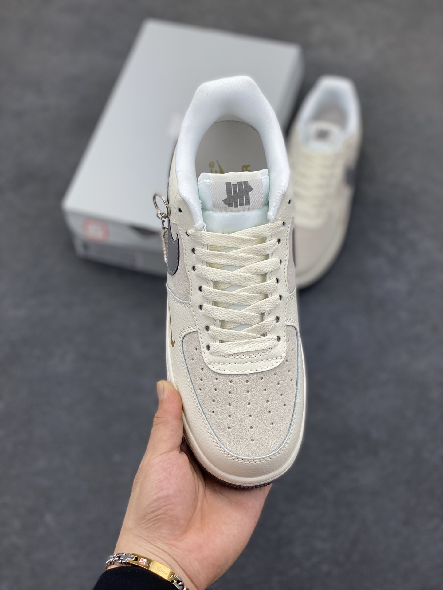 图片[2]-Nike Air Force 1 Low 空军一号低帮百搭休闲运动板鞋。柔软、弹性十足的缓震性能和出色的中底设计，横跨复古与现代的外型结合，造就出风靡全球三十多年的Force 1，直到今天还深受青睐。 货号：CW2288-111 尺码：36 36.5 37.5 38 38.5 39 40 40.5 41 42 42.5 43 44 44.5 45-选品中心