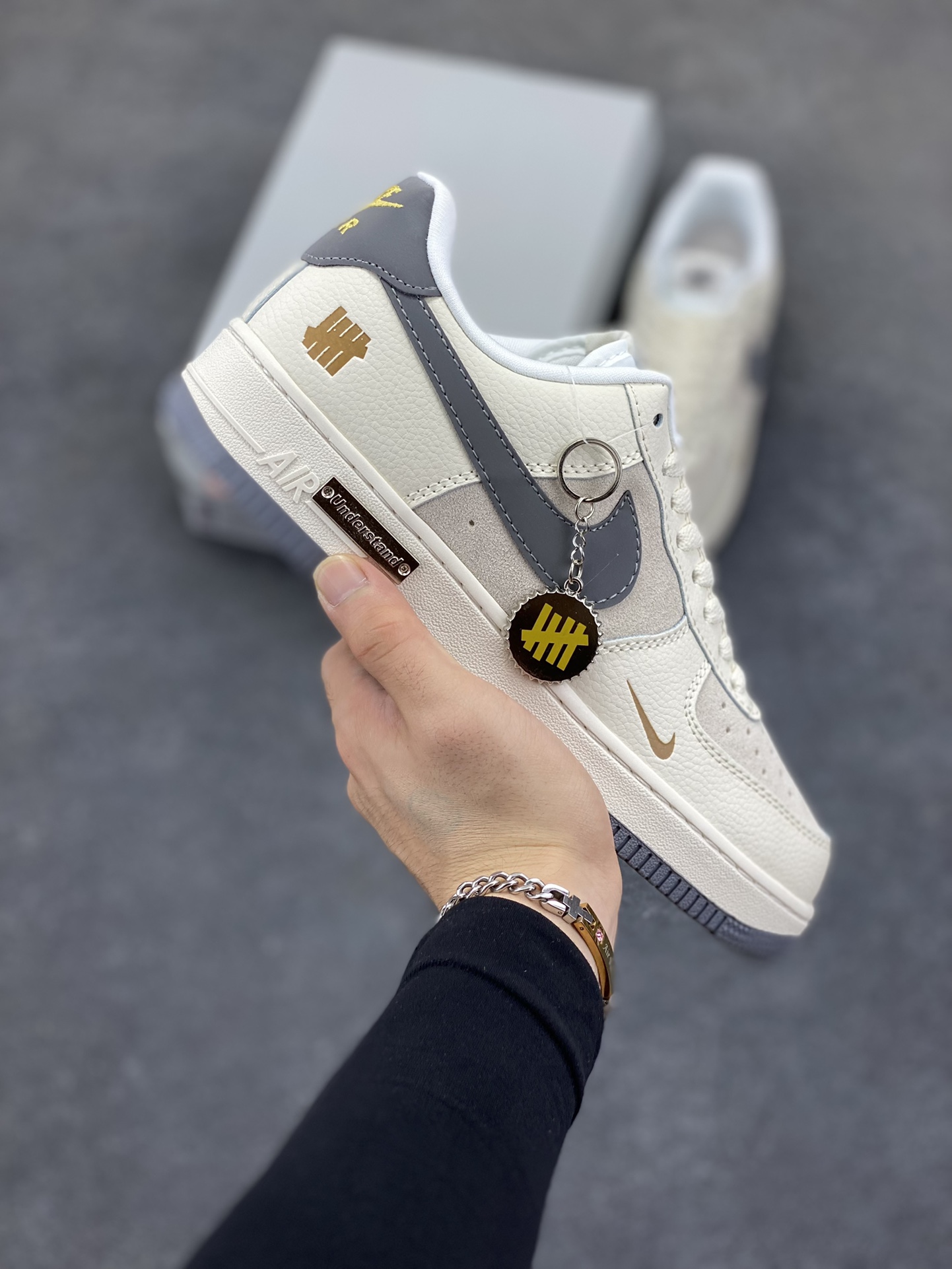 Nike Air Force 1 Low 空军一号低帮百搭休闲运动板鞋。柔软、弹性十足的缓震性能和出色的中底设计,横跨复古与现代的外型结合,造就出风靡全球三十多年的Force 1,直到今天还深受青睐。 货号:CW2288-111 尺码:36 36.5 37.5 38 38.5 39 40 40.5 41 42 42.5 43 44 44.5 45-选品中心