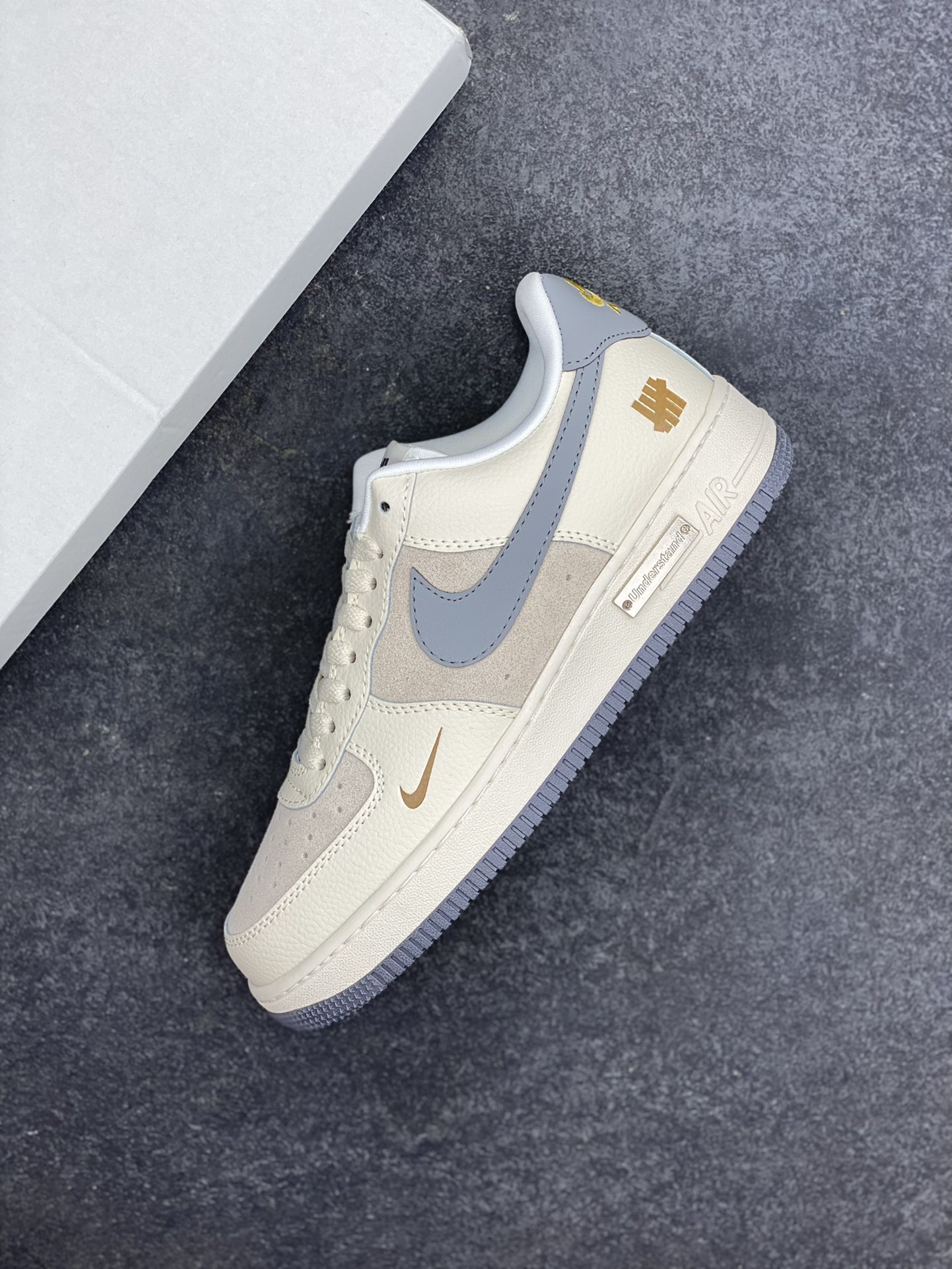 图片[7]-Nike Air Force 1 Low 空军一号低帮百搭休闲运动板鞋。柔软、弹性十足的缓震性能和出色的中底设计，横跨复古与现代的外型结合，造就出风靡全球三十多年的Force 1，直到今天还深受青睐。 货号：CW2288-111 尺码：36 36.5 37.5 38 38.5 39 40 40.5 41 42 42.5 43 44 44.5 45-选品中心