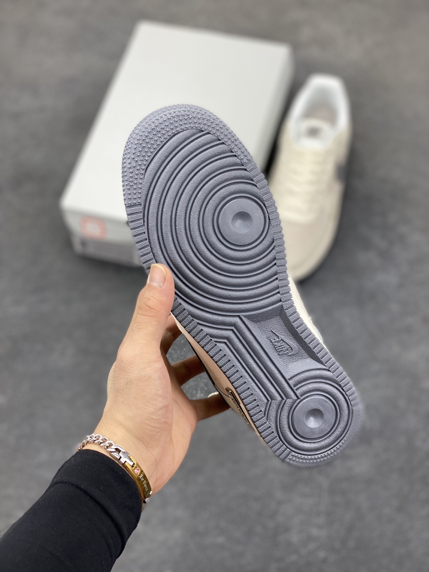 图片[5]-Nike Air Force 1 Low 空军一号低帮百搭休闲运动板鞋。柔软、弹性十足的缓震性能和出色的中底设计，横跨复古与现代的外型结合，造就出风靡全球三十多年的Force 1，直到今天还深受青睐。 货号：CW2288-111 尺码：36 36.5 37.5 38 38.5 39 40 40.5 41 42 42.5 43 44 44.5 45-选品中心