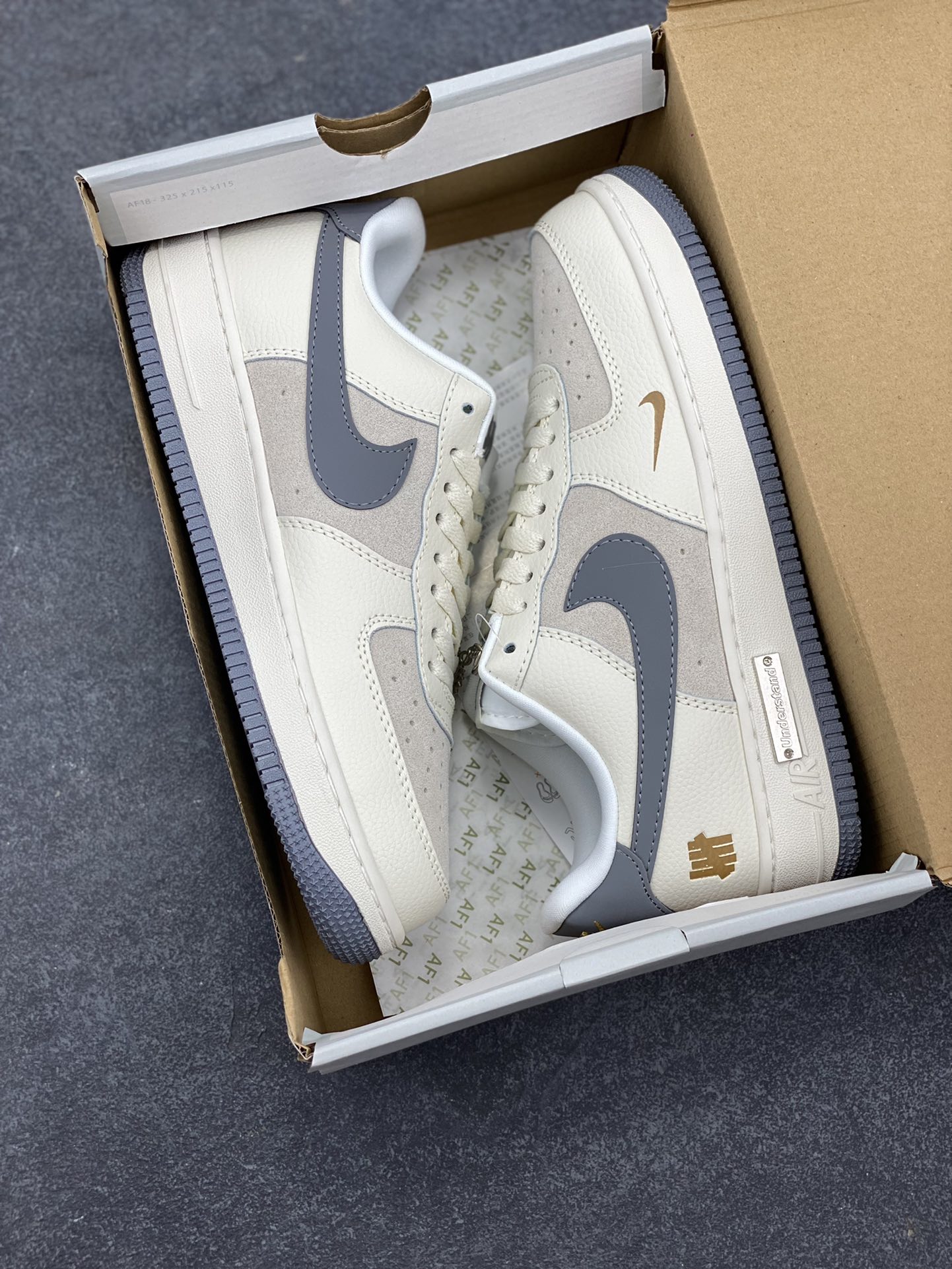 图片[9]-Nike Air Force 1 Low 空军一号低帮百搭休闲运动板鞋。柔软、弹性十足的缓震性能和出色的中底设计，横跨复古与现代的外型结合，造就出风靡全球三十多年的Force 1，直到今天还深受青睐。 货号：CW2288-111 尺码：36 36.5 37.5 38 38.5 39 40 40.5 41 42 42.5 43 44 44.5 45-选品中心
