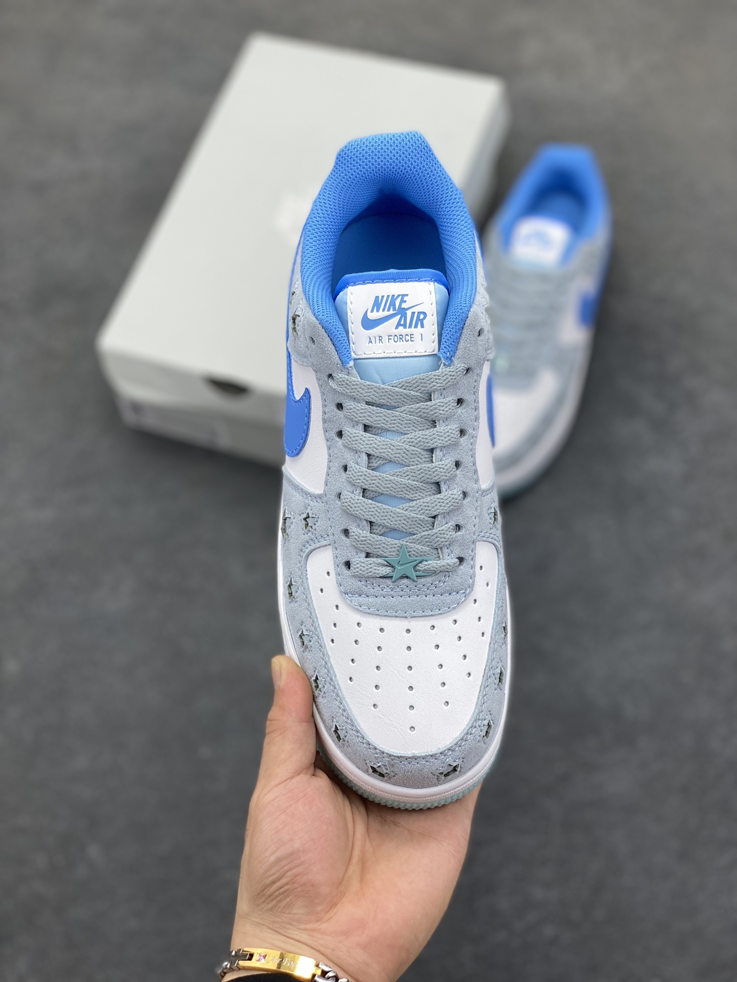 图片[2]-Nike Air Force 1 Low 空军一号低帮百搭休闲运动板鞋。柔软、弹性十足的缓震性能和出色的中底设计，横跨复古与现代的外型结合，造就出风靡全球三十多年的Force 1，直到今天还深受青睐。 货号：HQ8051-400 尺码：36 36.5 37.5 38 38.5 39 40 40.5 41 42 42.5 43 44 44.5 45-选品中心