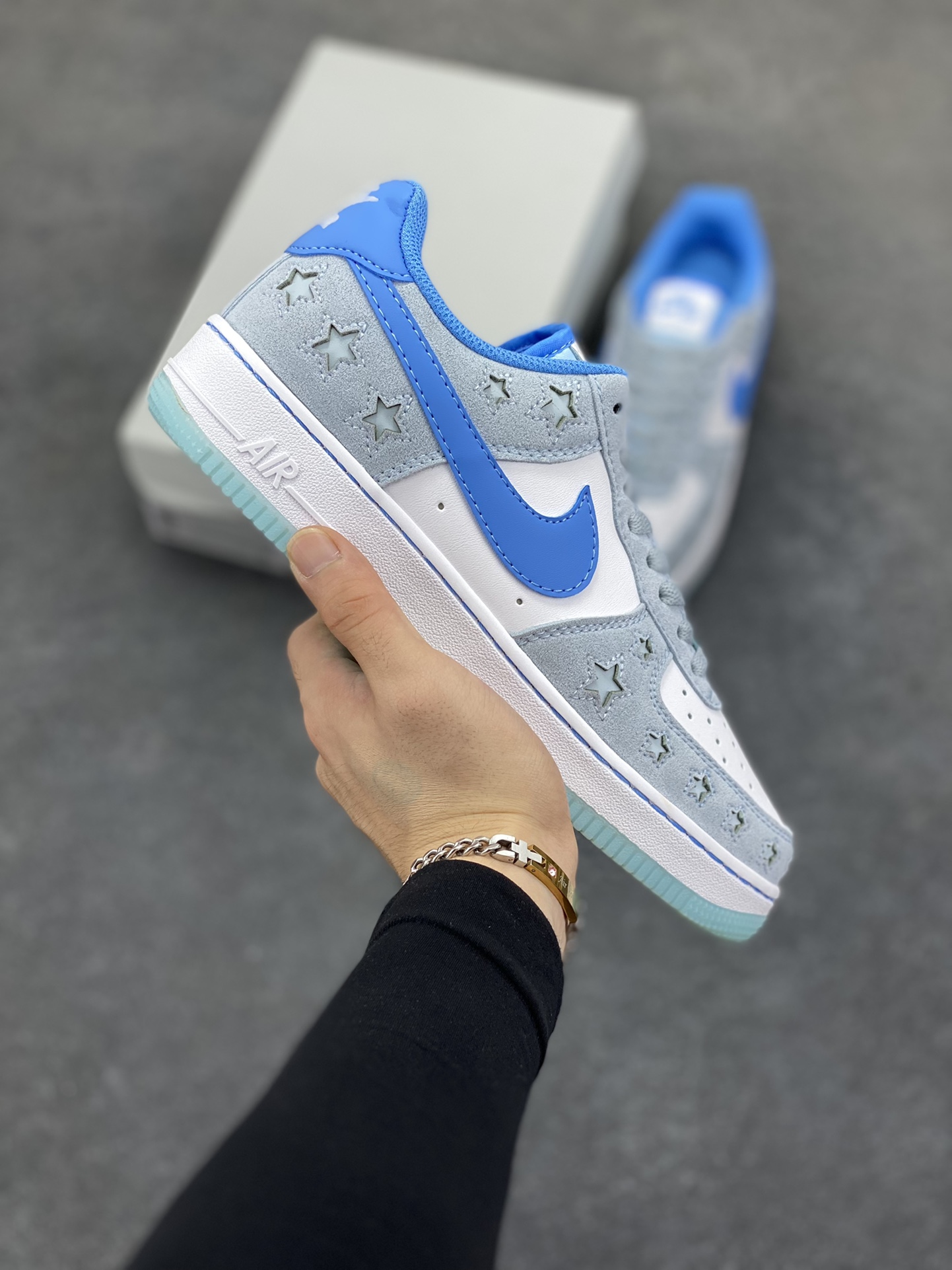 Nike Air Force 1 Low 空军一号低帮百搭休闲运动板鞋。柔软、弹性十足的缓震性能和出色的中底设计,横跨复古与现代的外型结合,造就出风靡全球三十多年的Force 1,直到今天还深受青睐。 货号:HQ8051-400 尺码:36 36.5 37.5 38 38.5 39 40 40.5 41 42 42.5 43 44 44.5 45-选品中心