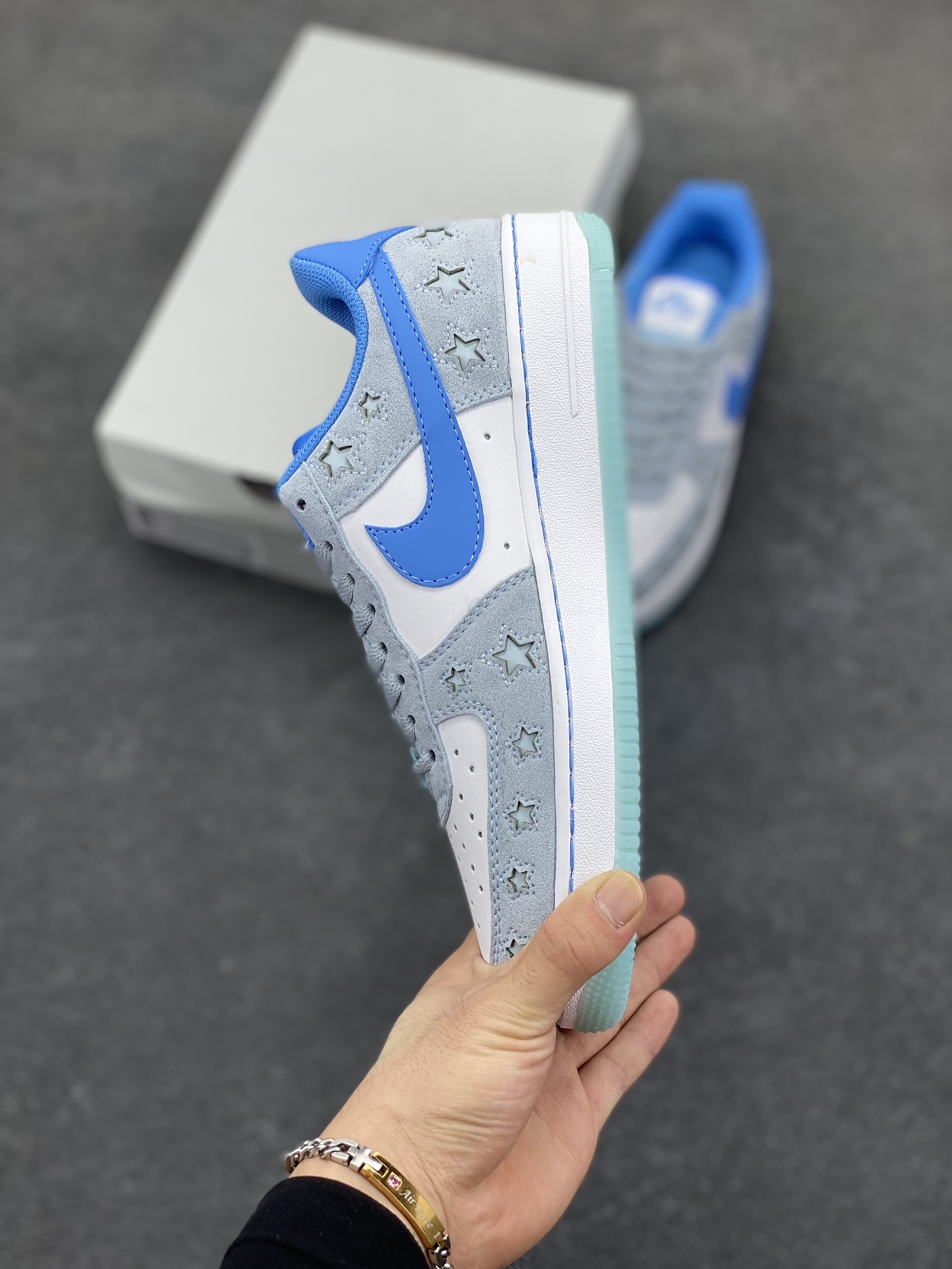 图片[3]-Nike Air Force 1 Low 空军一号低帮百搭休闲运动板鞋。柔软、弹性十足的缓震性能和出色的中底设计，横跨复古与现代的外型结合，造就出风靡全球三十多年的Force 1，直到今天还深受青睐。 货号：HQ8051-400 尺码：36 36.5 37.5 38 38.5 39 40 40.5 41 42 42.5 43 44 44.5 45-选品中心