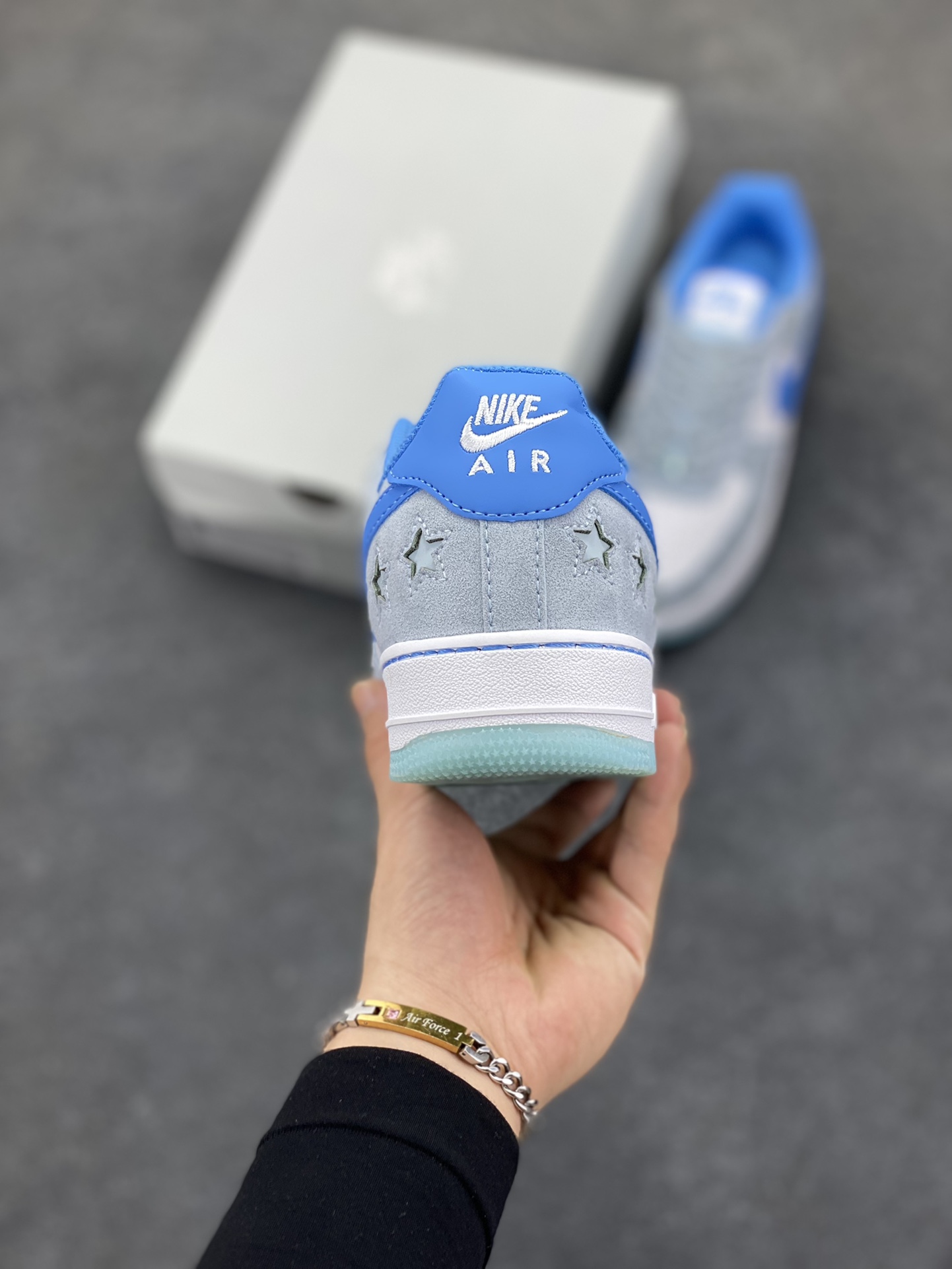 图片[4]-Nike Air Force 1 Low 空军一号低帮百搭休闲运动板鞋。柔软、弹性十足的缓震性能和出色的中底设计，横跨复古与现代的外型结合，造就出风靡全球三十多年的Force 1，直到今天还深受青睐。 货号：HQ8051-400 尺码：36 36.5 37.5 38 38.5 39 40 40.5 41 42 42.5 43 44 44.5 45-选品中心