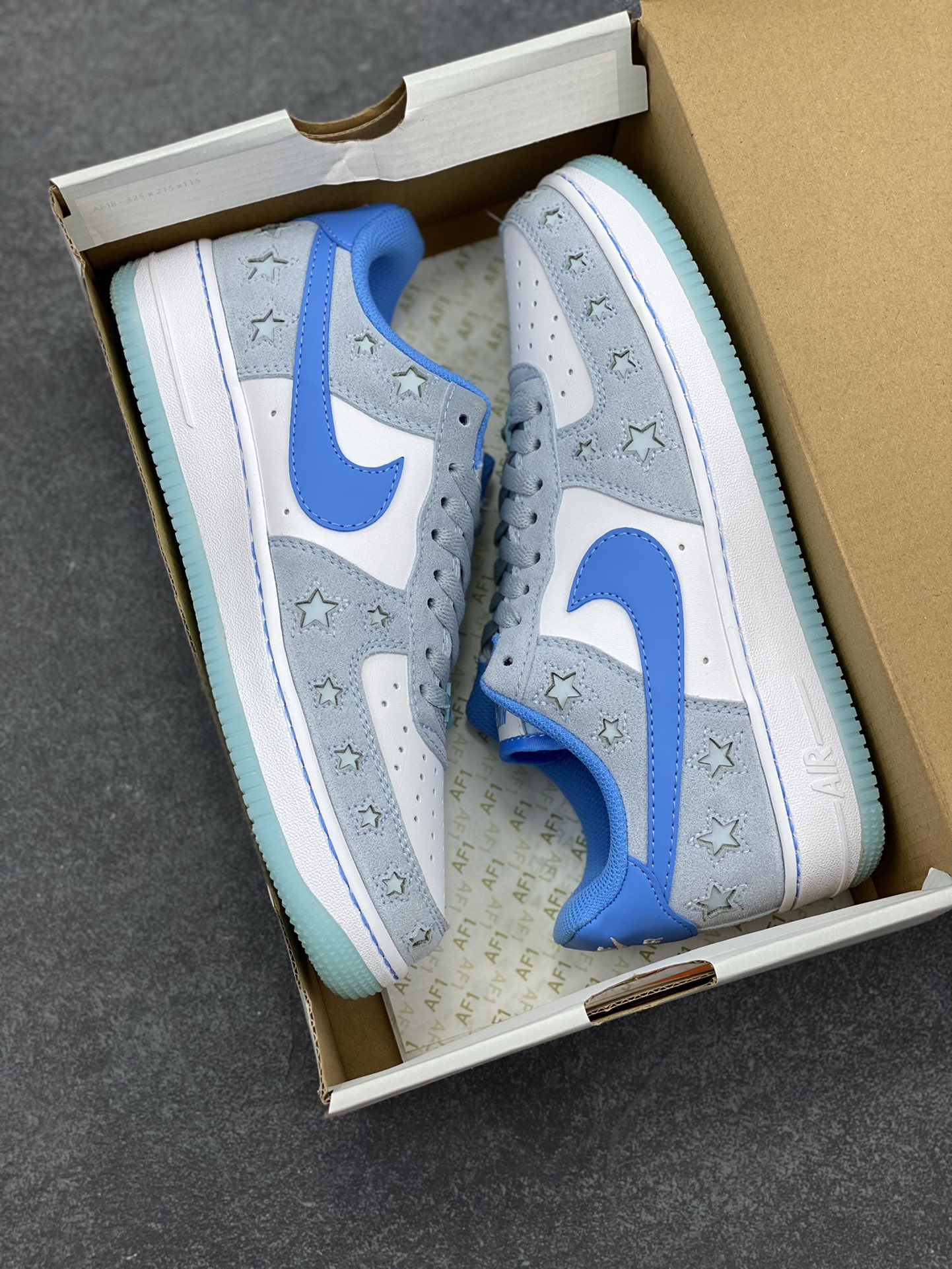 图片[9]-Nike Air Force 1 Low 空军一号低帮百搭休闲运动板鞋。柔软、弹性十足的缓震性能和出色的中底设计，横跨复古与现代的外型结合，造就出风靡全球三十多年的Force 1，直到今天还深受青睐。 货号：HQ8051-400 尺码：36 36.5 37.5 38 38.5 39 40 40.5 41 42 42.5 43 44 44.5 45-选品中心