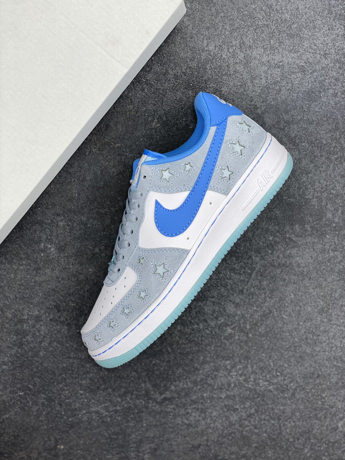 图片[7]-Nike Air Force 1 Low 空军一号低帮百搭休闲运动板鞋。柔软、弹性十足的缓震性能和出色的中底设计，横跨复古与现代的外型结合，造就出风靡全球三十多年的Force 1，直到今天还深受青睐。 货号：HQ8051-400 尺码：36 36.5 37.5 38 38.5 39 40 40.5 41 42 42.5 43 44 44.5 45-选品中心