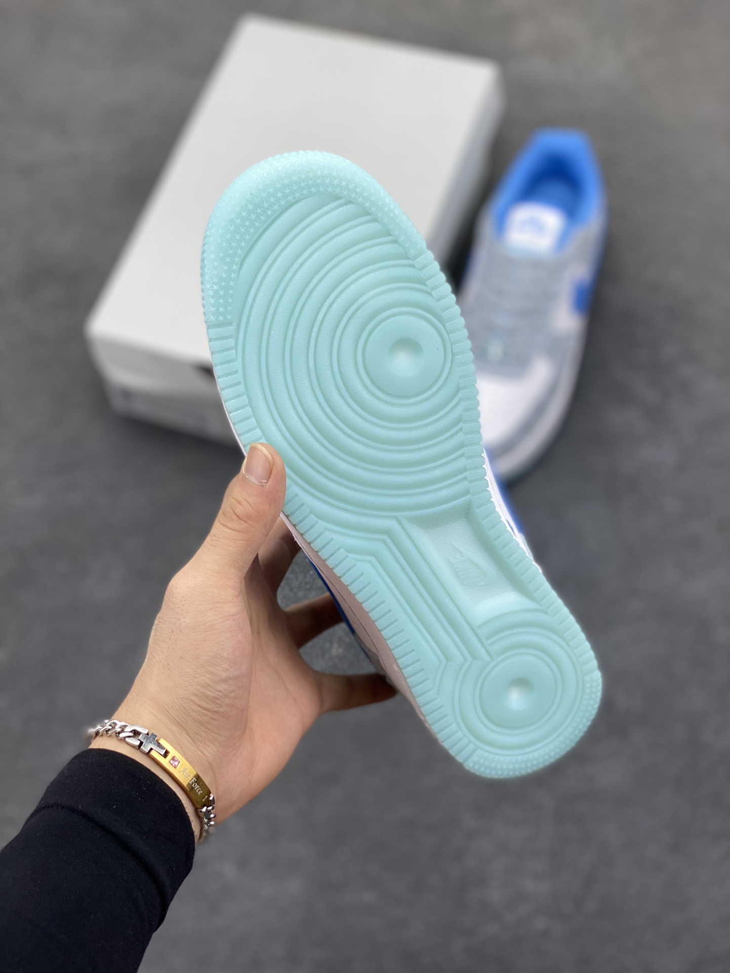 图片[5]-Nike Air Force 1 Low 空军一号低帮百搭休闲运动板鞋。柔软、弹性十足的缓震性能和出色的中底设计，横跨复古与现代的外型结合，造就出风靡全球三十多年的Force 1，直到今天还深受青睐。 货号：HQ8051-400 尺码：36 36.5 37.5 38 38.5 39 40 40.5 41 42 42.5 43 44 44.5 45-选品中心