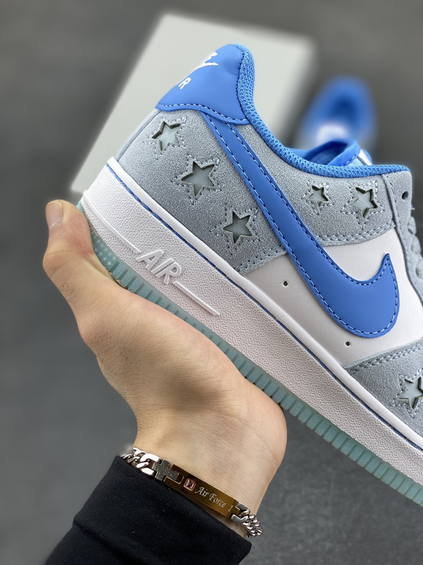 图片[6]-Nike Air Force 1 Low 空军一号低帮百搭休闲运动板鞋。柔软、弹性十足的缓震性能和出色的中底设计，横跨复古与现代的外型结合，造就出风靡全球三十多年的Force 1，直到今天还深受青睐。 货号：HQ8051-400 尺码：36 36.5 37.5 38 38.5 39 40 40.5 41 42 42.5 43 44 44.5 45-选品中心