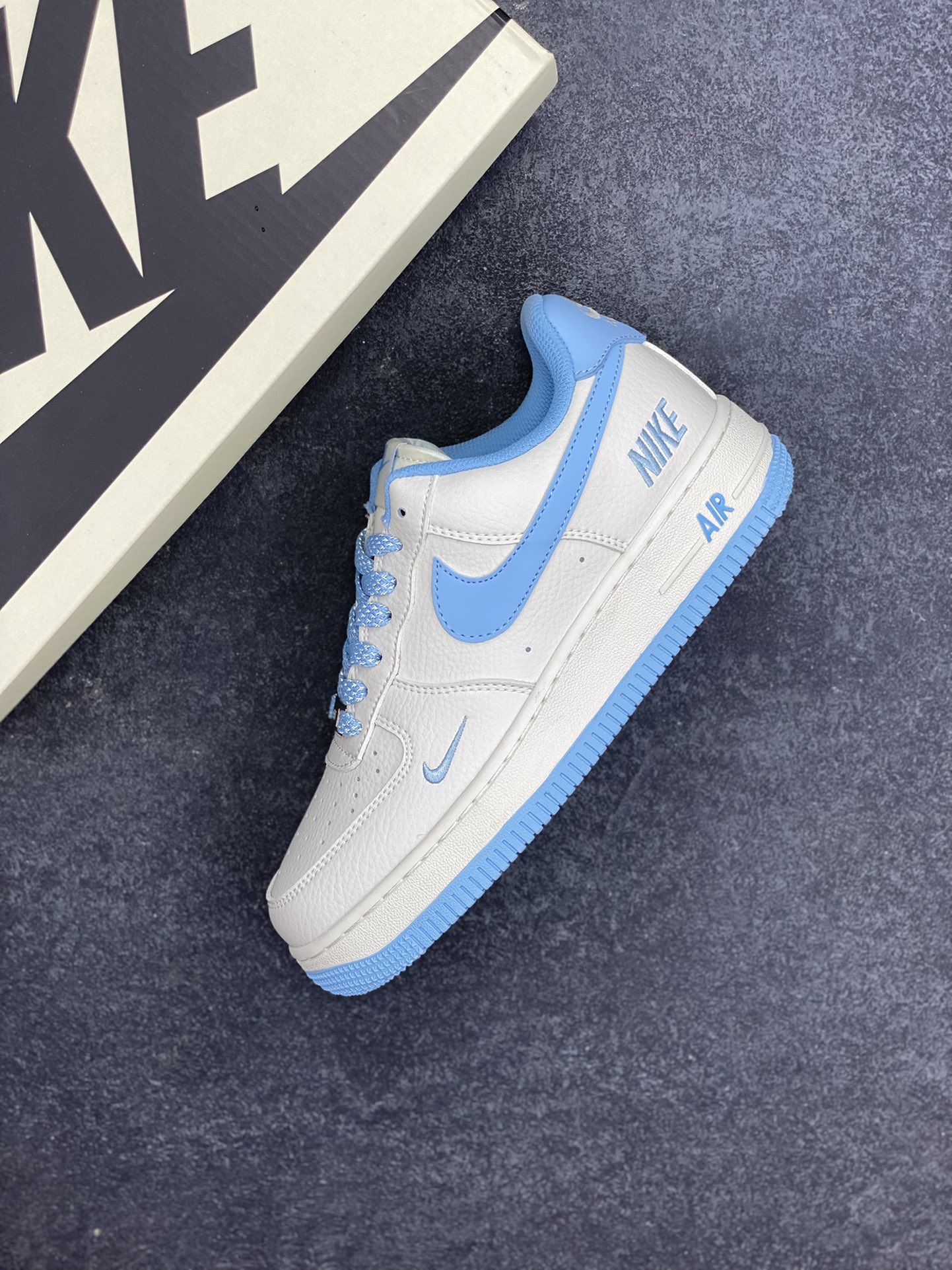 图片[7]-NIke Air Force 1 \’07 Low “NIKE联名——天蓝勾”空军一号 低帮 运动鞋 休闲鞋 折边针车 工艺难度大 原楦头原纸板 原装鞋盒 定制五金配件 内置全掌气垫 原厂鞋底 货号：CS5288-030 尺码：36 36.5 37.5 38 38.5 39 40 40.5 41 42 42.5 43 44 44.5 45-选品中心