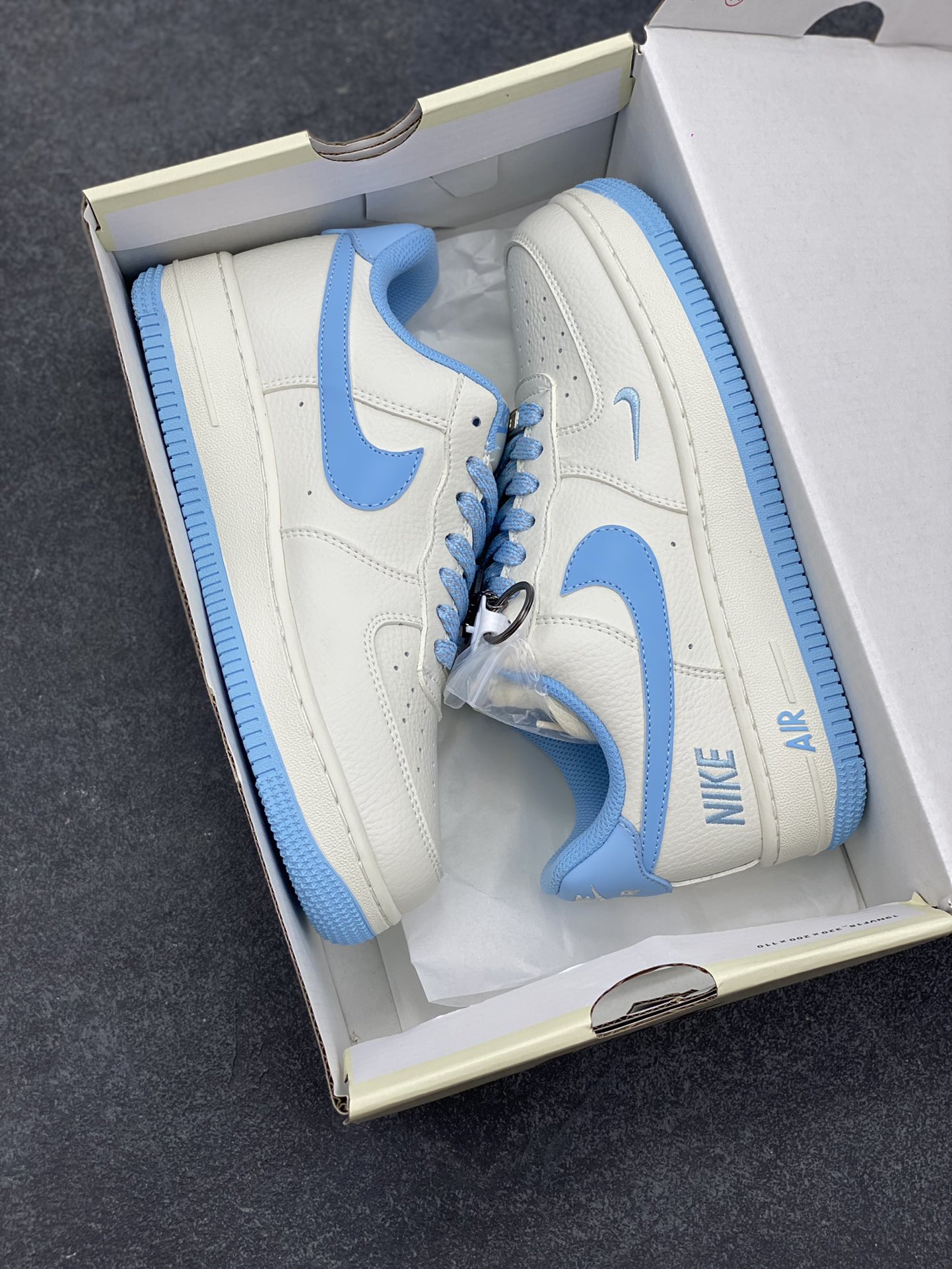 图片[9]-NIke Air Force 1 \’07 Low “NIKE联名——天蓝勾”空军一号 低帮 运动鞋 休闲鞋 折边针车 工艺难度大 原楦头原纸板 原装鞋盒 定制五金配件 内置全掌气垫 原厂鞋底 货号：CS5288-030 尺码：36 36.5 37.5 38 38.5 39 40 40.5 41 42 42.5 43 44 44.5 45-选品中心
