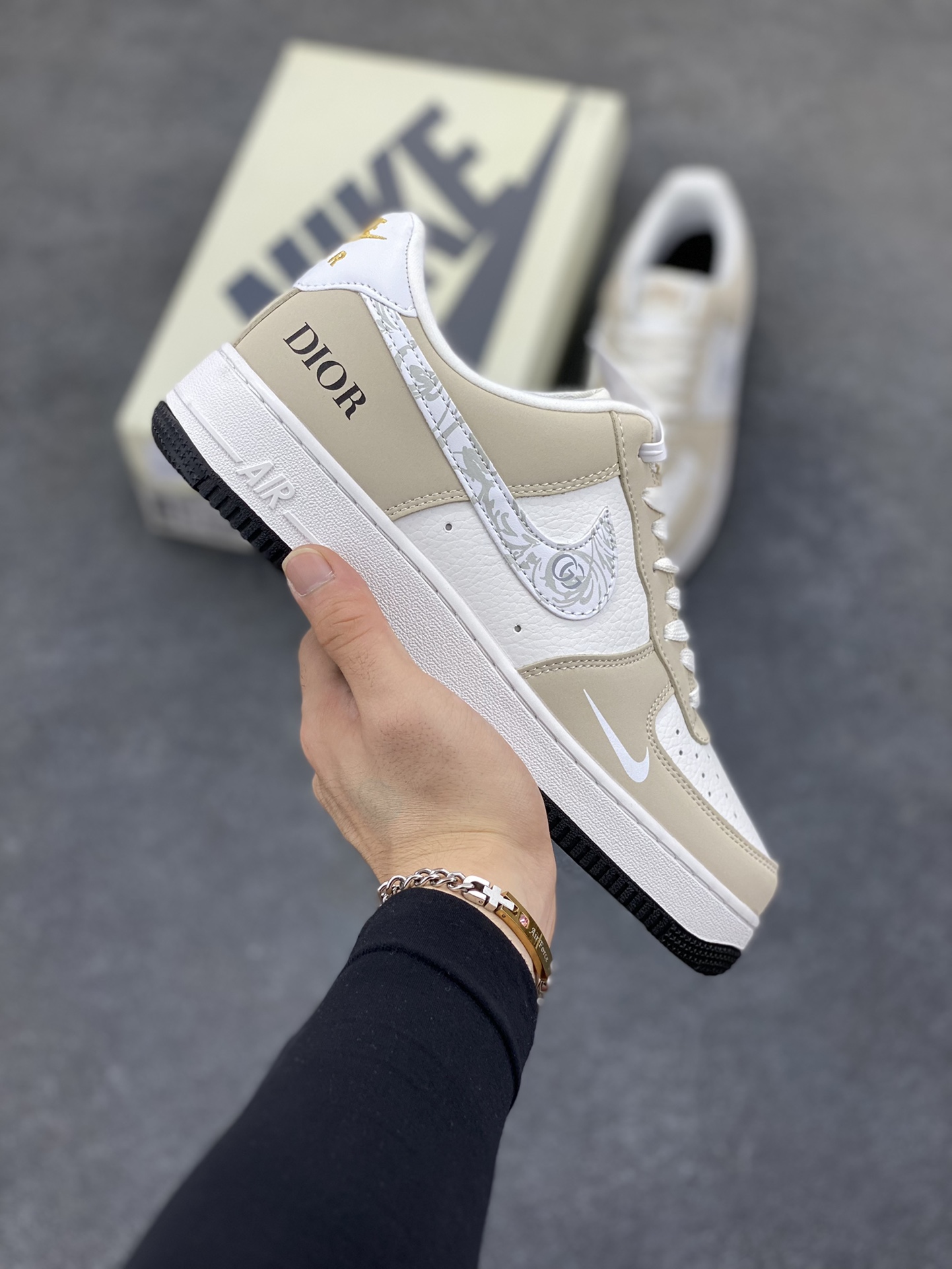 NIke Air Force 1 \’07 Low “迪奥联名”空军一号 低帮 运动鞋 休闲鞋 折边针车 工艺难度大 原楦头原纸板 原装鞋盒 定制五金配件 内置全掌气垫 原厂鞋底 货号:DQ6628-161 尺码:36 36.5 37.5 38 38.5 39 40 40.5 41 42 42.5 43 44 44.5 45-选品中心