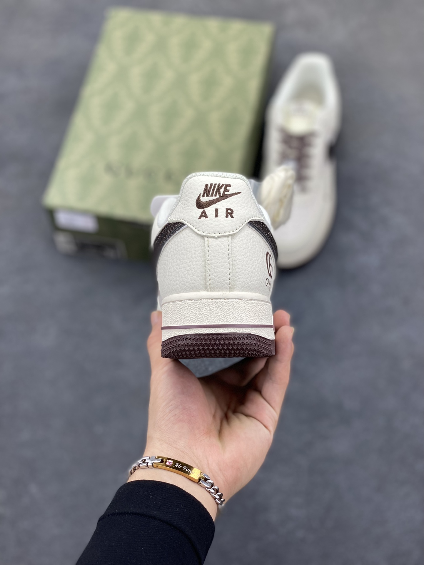 图片[4]-NIke Air Force 1 \’07 Low “古驰联名”空军一号 低帮 运动鞋 休闲鞋 折边针车 工艺难度大 原楦头原纸板 原装鞋盒 定制五金配件 内置全掌气垫 原厂鞋底 货号：DQ6818-609 尺码：36 36.5 37.5 38 38.5 39 40 40.5 41 42 42.5 43 44 44.5 45-选品中心