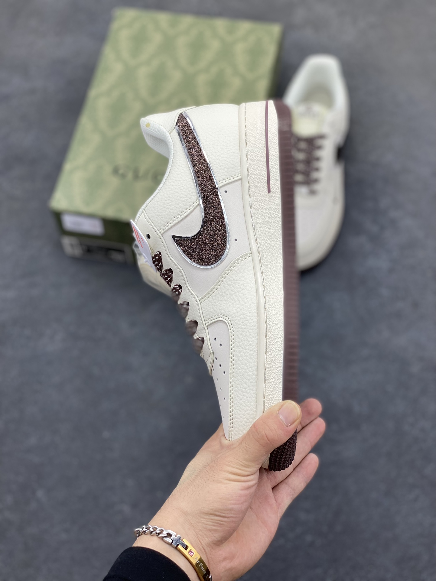 图片[3]-NIke Air Force 1 \’07 Low “古驰联名”空军一号 低帮 运动鞋 休闲鞋 折边针车 工艺难度大 原楦头原纸板 原装鞋盒 定制五金配件 内置全掌气垫 原厂鞋底 货号：DQ6818-609 尺码：36 36.5 37.5 38 38.5 39 40 40.5 41 42 42.5 43 44 44.5 45-选品中心