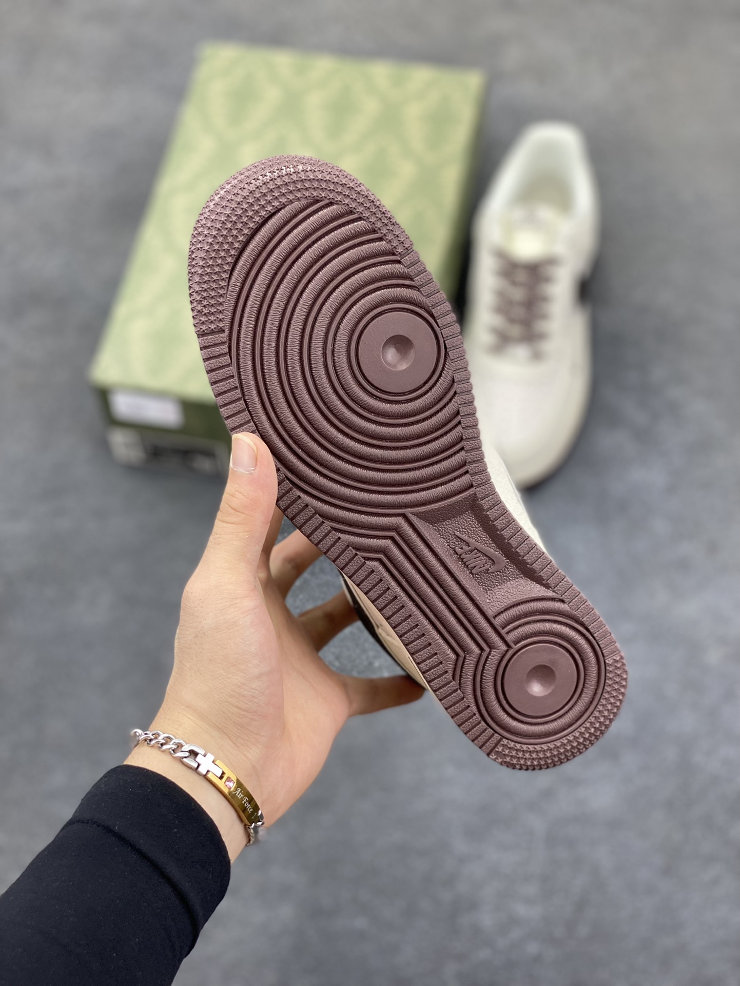 图片[5]-NIke Air Force 1 \’07 Low “古驰联名”空军一号 低帮 运动鞋 休闲鞋 折边针车 工艺难度大 原楦头原纸板 原装鞋盒 定制五金配件 内置全掌气垫 原厂鞋底 货号：DQ6818-609 尺码：36 36.5 37.5 38 38.5 39 40 40.5 41 42 42.5 43 44 44.5 45-选品中心