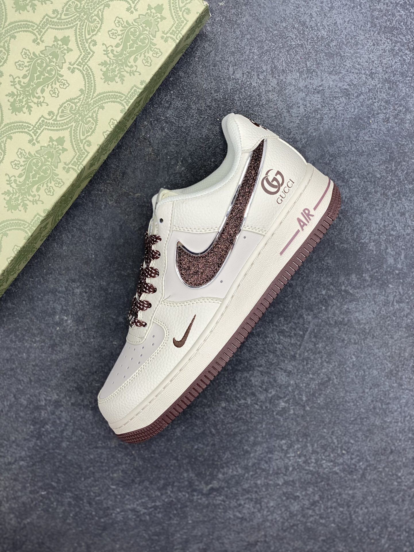 图片[7]-NIke Air Force 1 \’07 Low “古驰联名”空军一号 低帮 运动鞋 休闲鞋 折边针车 工艺难度大 原楦头原纸板 原装鞋盒 定制五金配件 内置全掌气垫 原厂鞋底 货号：DQ6818-609 尺码：36 36.5 37.5 38 38.5 39 40 40.5 41 42 42.5 43 44 44.5 45-选品中心