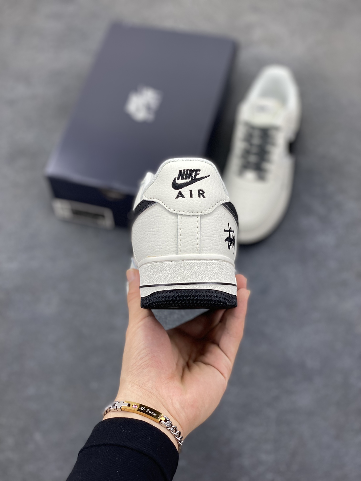 图片[4]-Nike Air Force 1 Low 空军一号低帮百搭休闲运动板鞋。柔软、弹性十足的缓震性能和出色的中底设计，横跨复古与现代的外型结合，造就出风靡全球三十多年的Force 1，直到今天还深受青睐。 货号：DV3464-006 尺码：36 36.5 37.5 38 38.5 39 40 40.5 41 42 42.5 43 44 44.5 45-选品中心