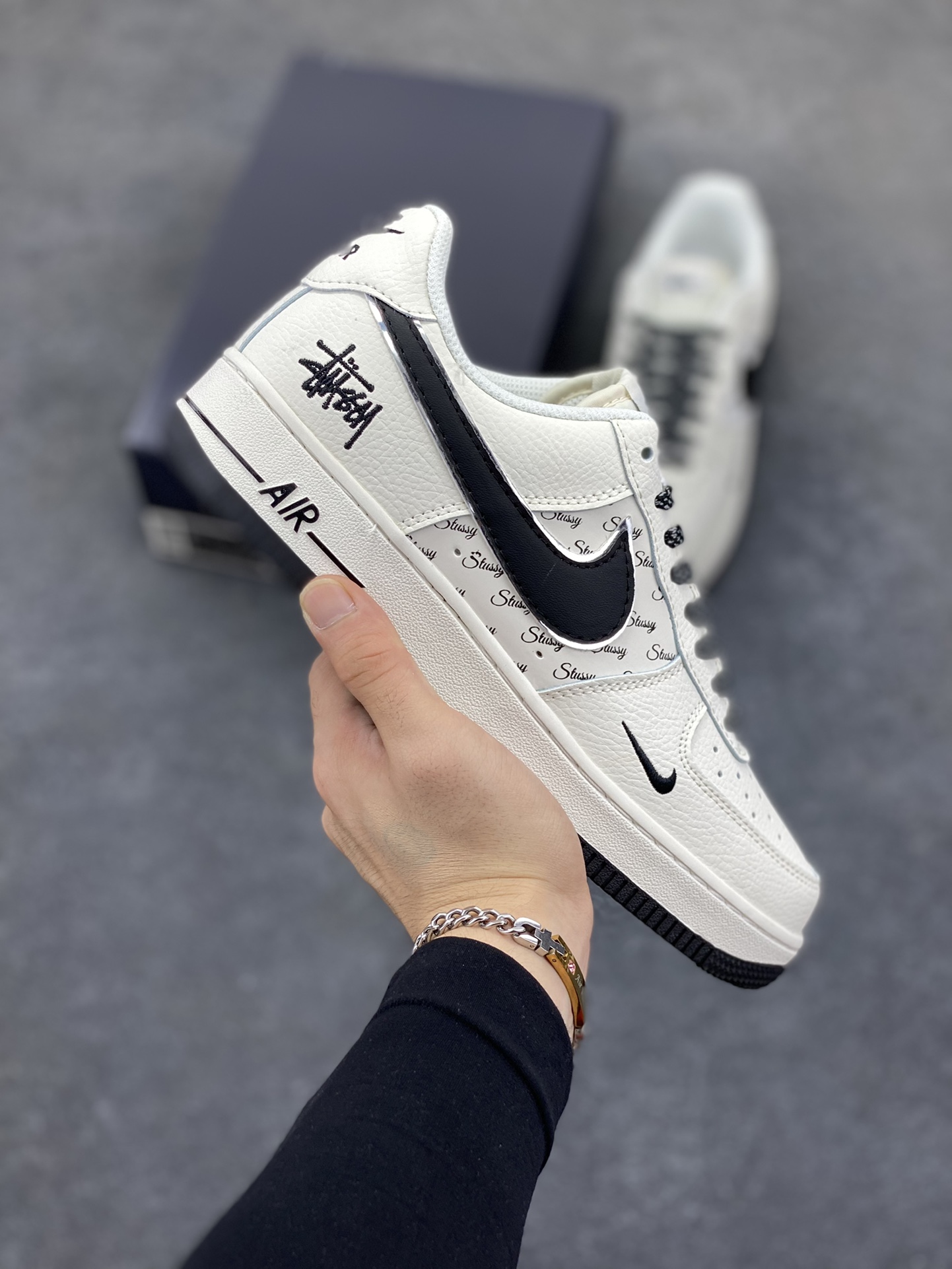 Nike Air Force 1 Low 空军一号低帮百搭休闲运动板鞋。柔软、弹性十足的缓震性能和出色的中底设计,横跨复古与现代的外型结合,造就出风靡全球三十多年的Force 1,直到今天还深受青睐。 货号:DV3464-006 尺码:36 36.5 37.5 38 38.5 39 40 40.5 41 42 42.5 43 44 44.5 45-选品中心