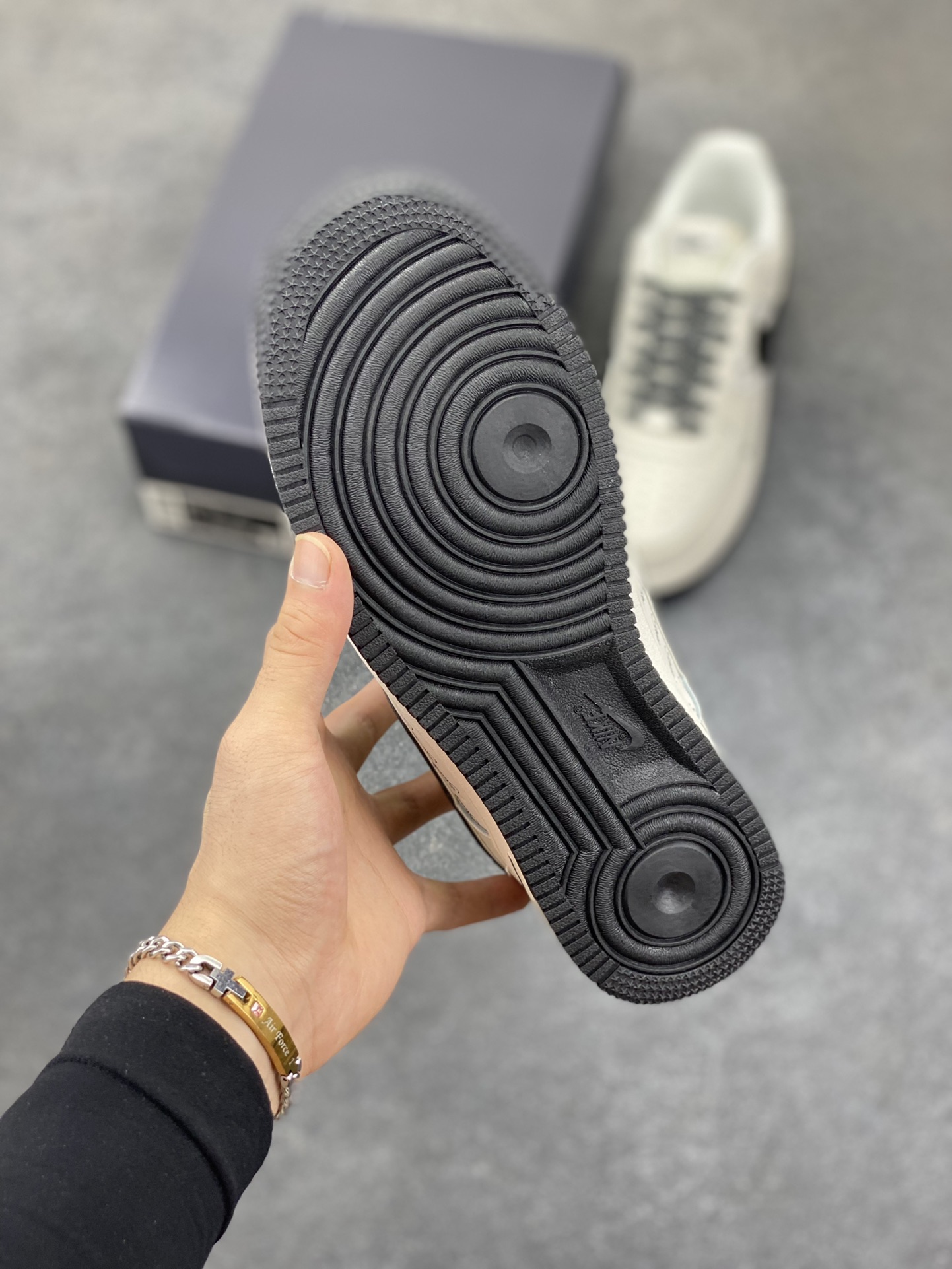 图片[5]-Nike Air Force 1 Low 空军一号低帮百搭休闲运动板鞋。柔软、弹性十足的缓震性能和出色的中底设计，横跨复古与现代的外型结合，造就出风靡全球三十多年的Force 1，直到今天还深受青睐。 货号：DV3464-006 尺码：36 36.5 37.5 38 38.5 39 40 40.5 41 42 42.5 43 44 44.5 45-选品中心