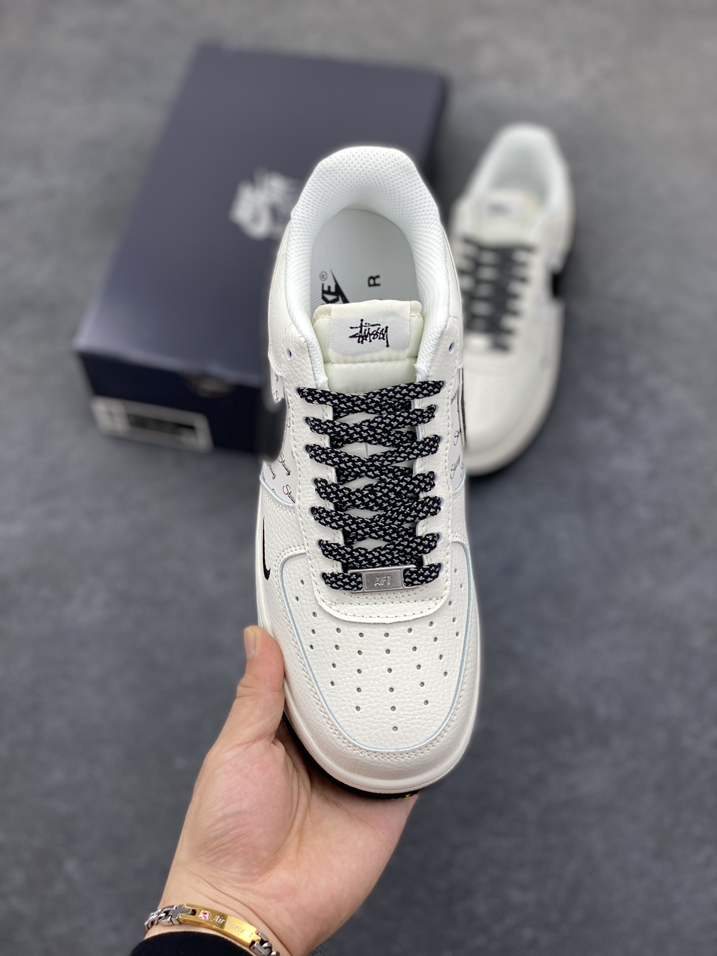 图片[2]-Nike Air Force 1 Low 空军一号低帮百搭休闲运动板鞋。柔软、弹性十足的缓震性能和出色的中底设计，横跨复古与现代的外型结合，造就出风靡全球三十多年的Force 1，直到今天还深受青睐。 货号：DV3464-006 尺码：36 36.5 37.5 38 38.5 39 40 40.5 41 42 42.5 43 44 44.5 45-选品中心