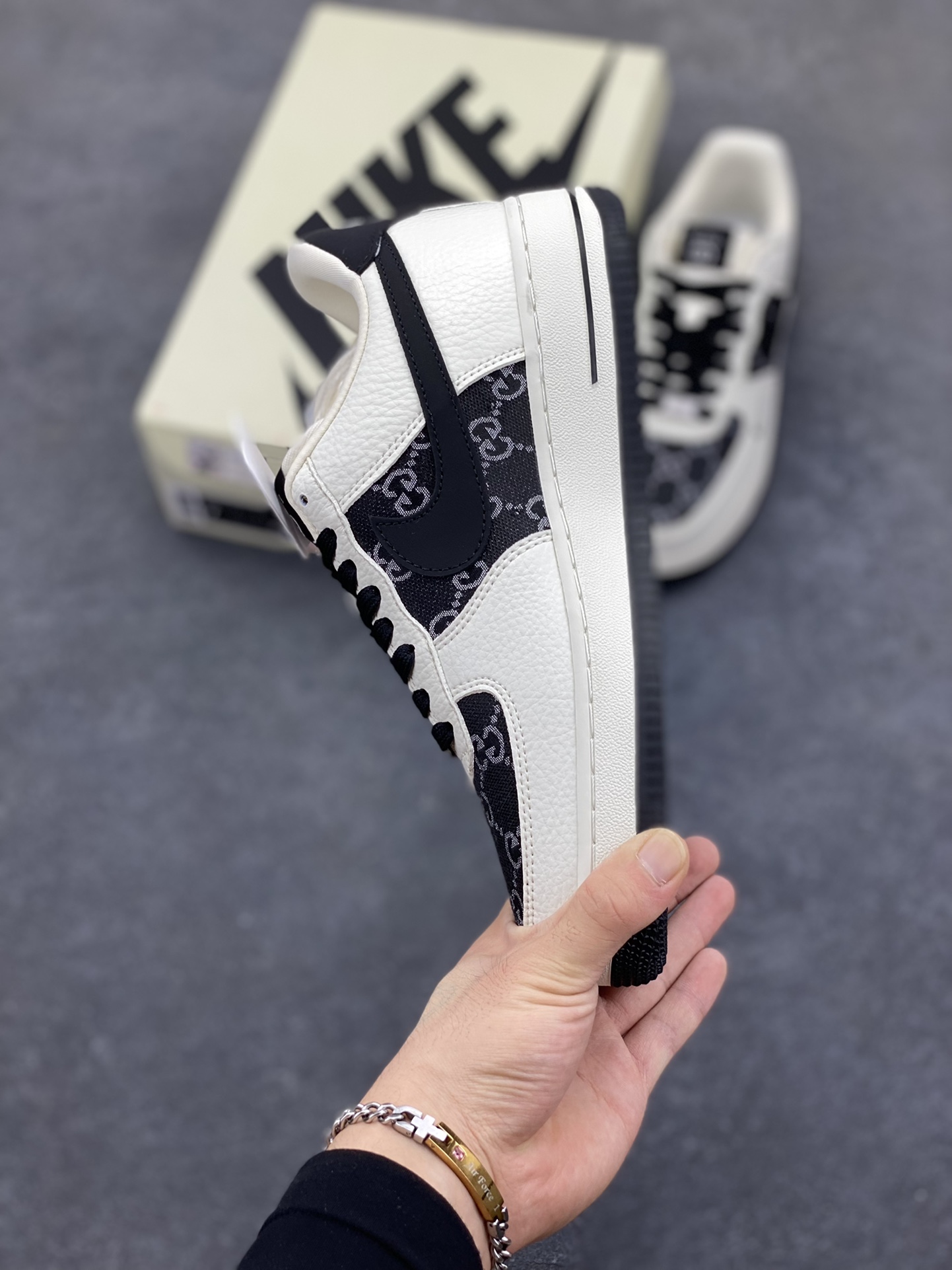 图片[3]-NIke Air Force 1 \’07 Low 古驰联名–白黑织布 空军一号低帮 运动鞋 休闲鞋 折边针车 工艺难度大 原楦头原纸板 原装鞋盒 原厂鞋底 超高清洁度 细节完美 货号：SC0601-571 尺码：36 36.5 37.5 38 38.5 39 40 40.5 41 42 42.5 43 44 44.5 45-选品中心