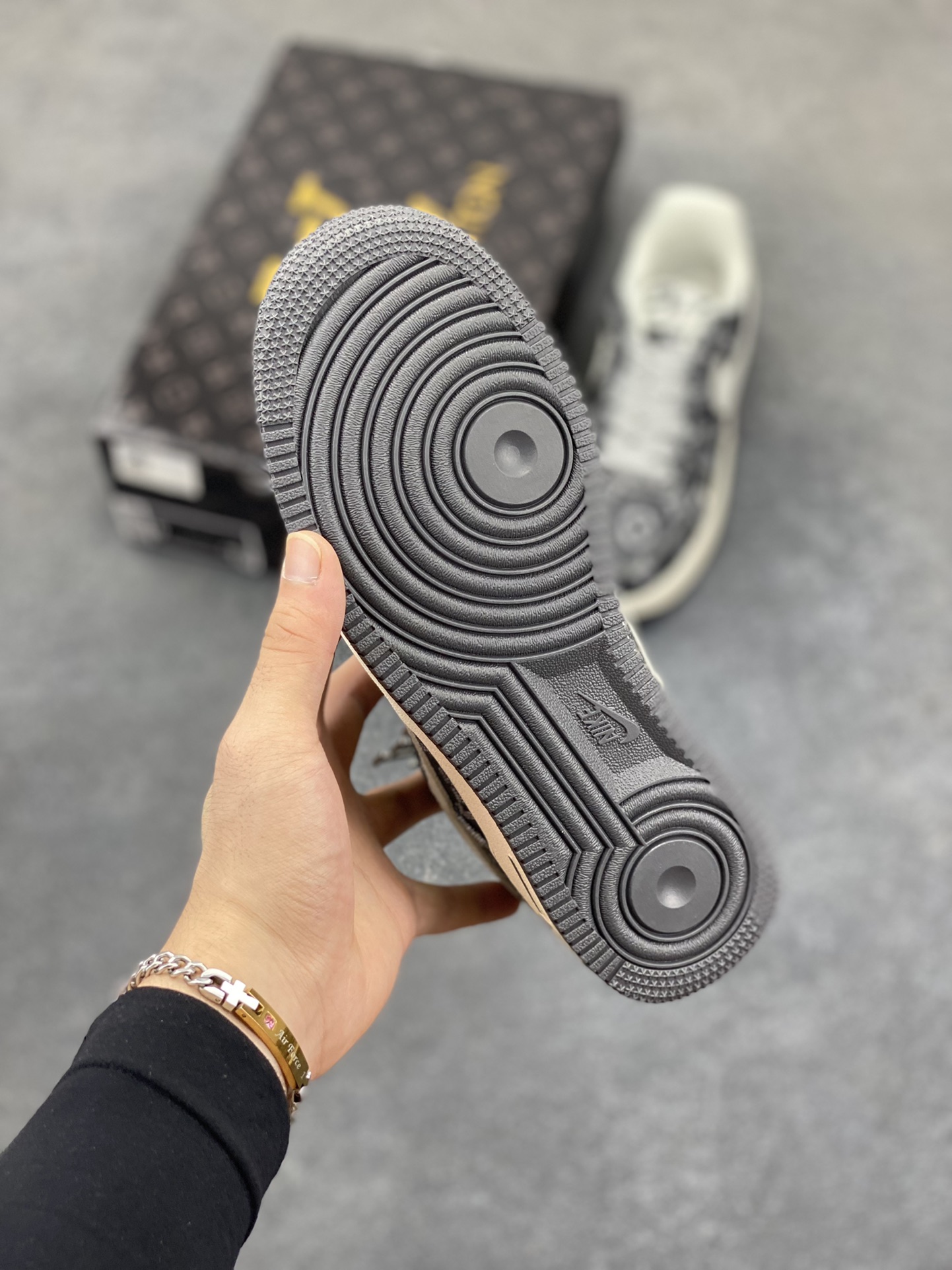 图片[5]-NIke Air Force 1 \’07 Low LV联名–黑牛仔 空军一号低帮 运动鞋 休闲鞋 满天星鞋带 折边针车 工艺难度大 原楦头原纸板 原装鞋盒 原厂鞋底 超高清洁度 细节完美 货号：ZD1988-003 尺码：36 36.5 37.5 38 38.5 39 40 40.5 41 42 42.5 43 44 44.5 45-选品中心