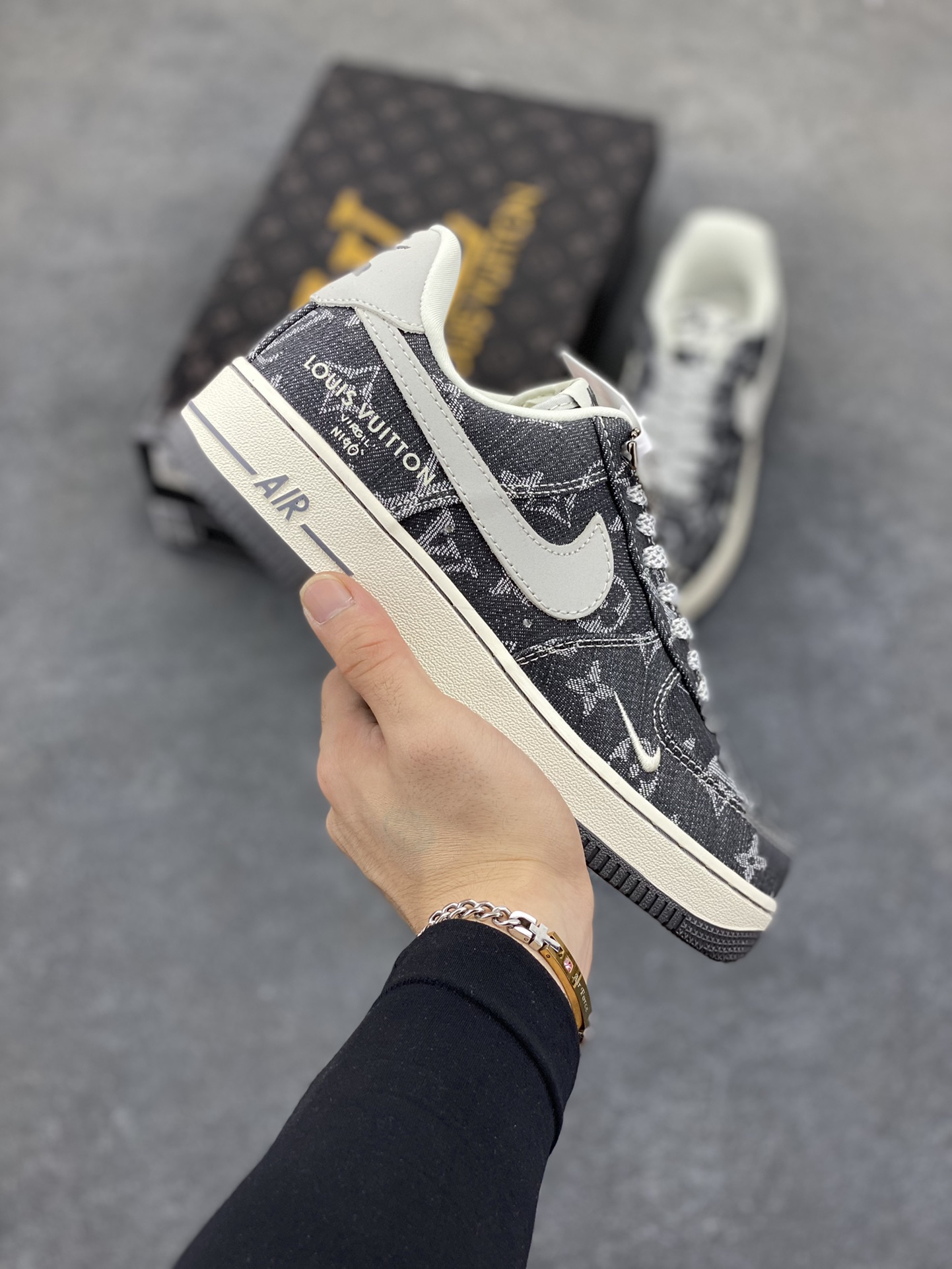 NIke Air Force 1 \'07 Low LV联名--黑牛仔 空军一号低帮 运动鞋 休闲鞋 满天星鞋带 折边针车 工艺难度大 原楦头原纸板 原装鞋盒 原厂鞋底 超高清洁度 细节完美 货号：ZD1988-003 尺码：36 36.5 37.5 38 38.5 39 40 40.5 41 42 42.5 43 44 44.5 45-选品中心