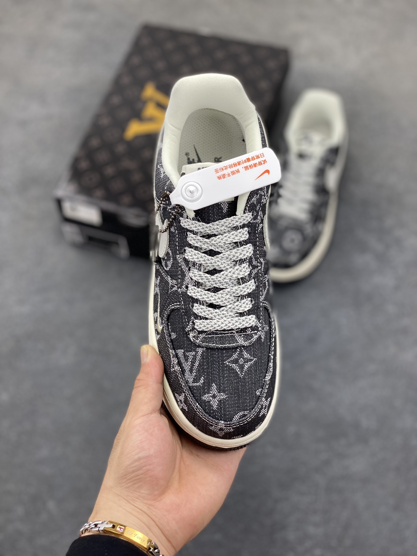 图片[2]-NIke Air Force 1 \’07 Low LV联名–黑牛仔 空军一号低帮 运动鞋 休闲鞋 满天星鞋带 折边针车 工艺难度大 原楦头原纸板 原装鞋盒 原厂鞋底 超高清洁度 细节完美 货号：ZD1988-003 尺码：36 36.5 37.5 38 38.5 39 40 40.5 41 42 42.5 43 44 44.5 45-选品中心