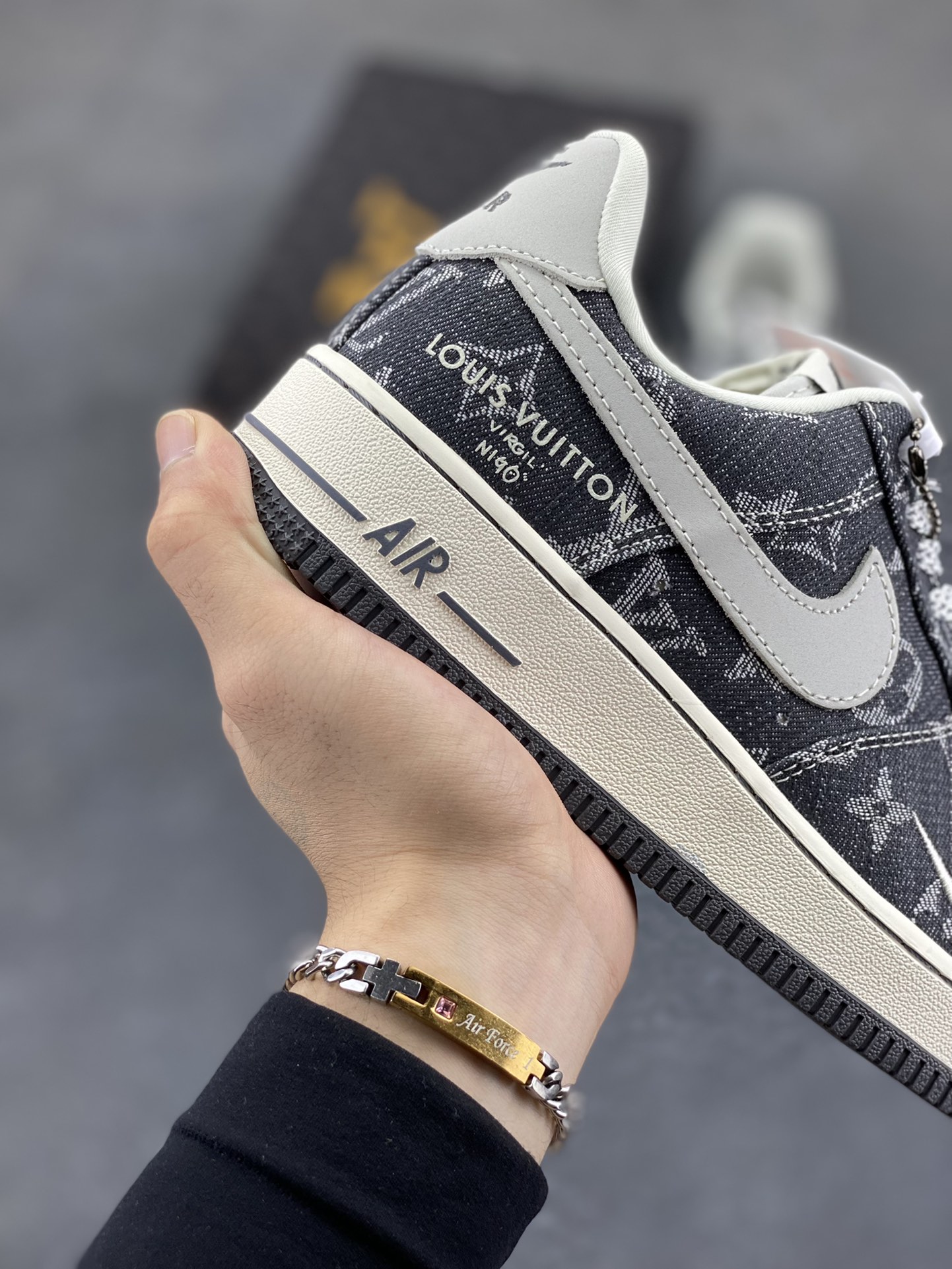 图片[6]-NIke Air Force 1 \’07 Low LV联名–黑牛仔 空军一号低帮 运动鞋 休闲鞋 满天星鞋带 折边针车 工艺难度大 原楦头原纸板 原装鞋盒 原厂鞋底 超高清洁度 细节完美 货号：ZD1988-003 尺码：36 36.5 37.5 38 38.5 39 40 40.5 41 42 42.5 43 44 44.5 45-选品中心