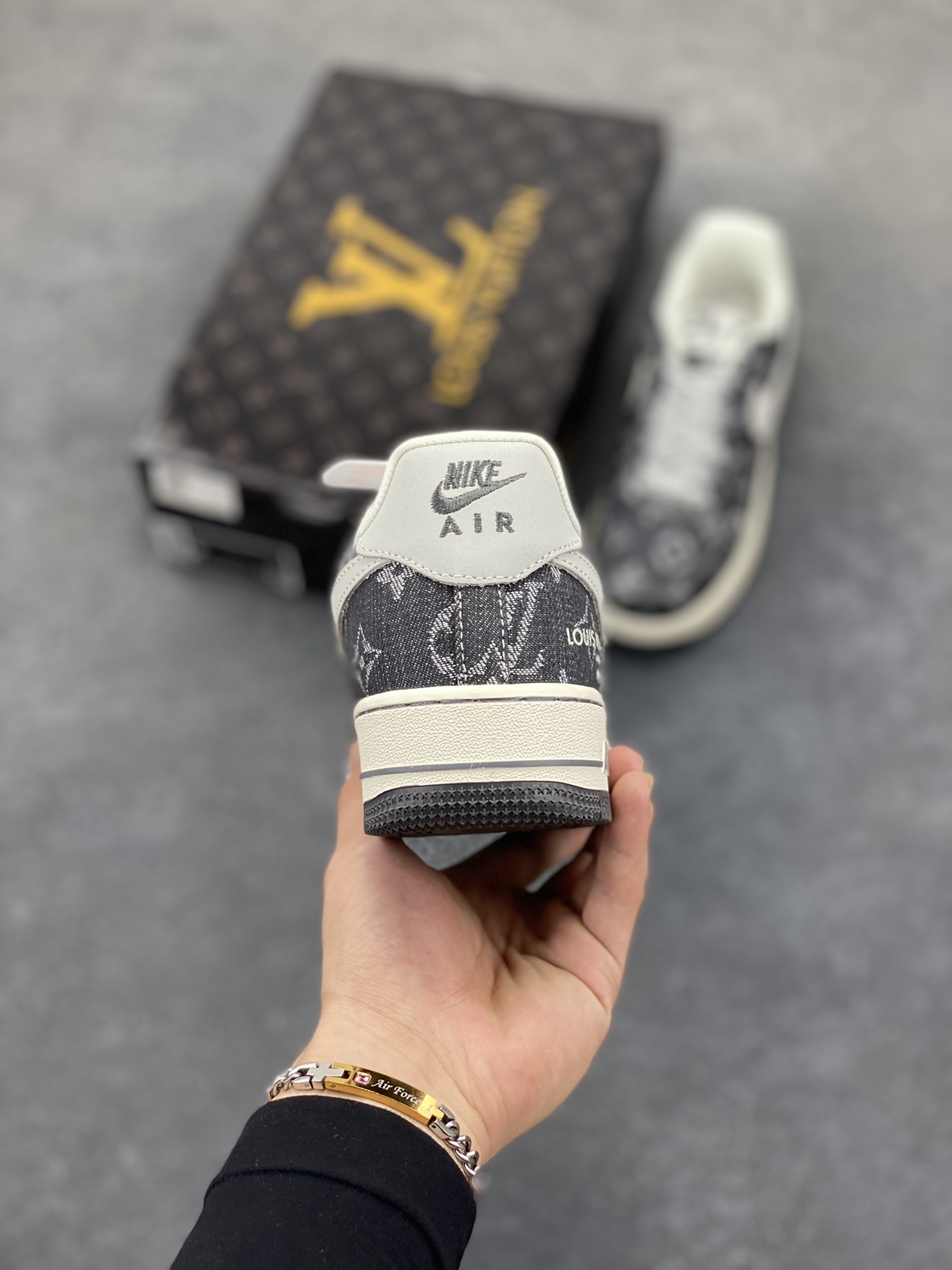 图片[4]-NIke Air Force 1 \’07 Low LV联名–黑牛仔 空军一号低帮 运动鞋 休闲鞋 满天星鞋带 折边针车 工艺难度大 原楦头原纸板 原装鞋盒 原厂鞋底 超高清洁度 细节完美 货号：ZD1988-003 尺码：36 36.5 37.5 38 38.5 39 40 40.5 41 42 42.5 43 44 44.5 45-选品中心