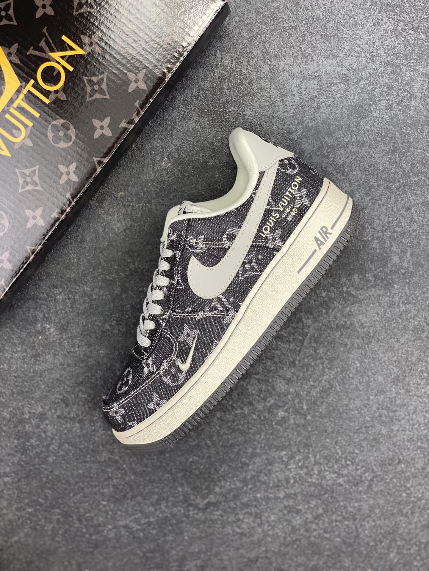 图片[7]-NIke Air Force 1 \’07 Low LV联名–黑牛仔 空军一号低帮 运动鞋 休闲鞋 满天星鞋带 折边针车 工艺难度大 原楦头原纸板 原装鞋盒 原厂鞋底 超高清洁度 细节完美 货号：ZD1988-003 尺码：36 36.5 37.5 38 38.5 39 40 40.5 41 42 42.5 43 44 44.5 45-选品中心