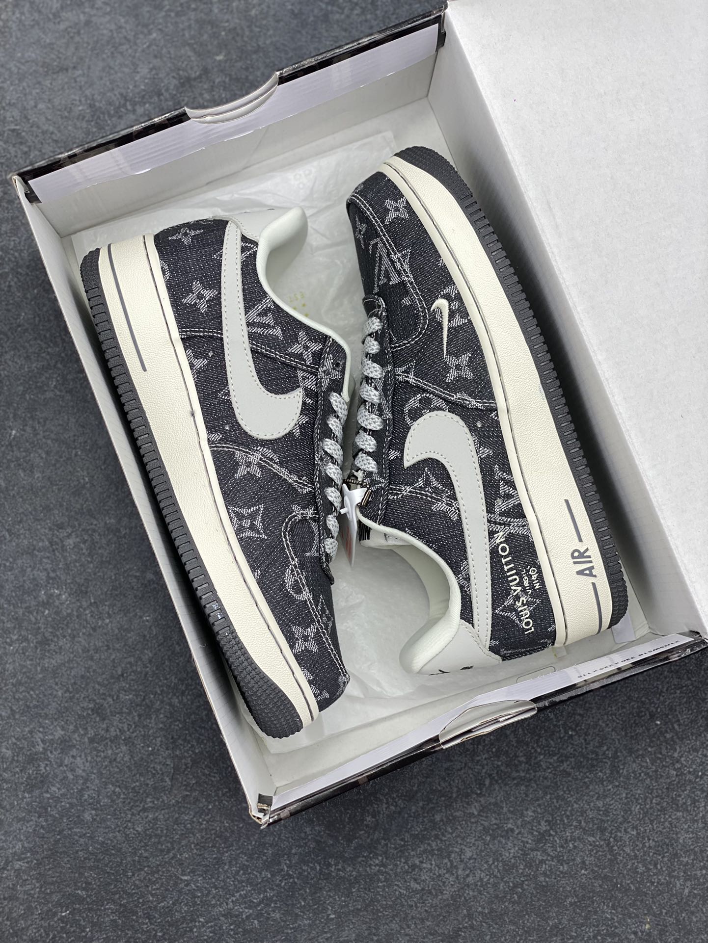 图片[9]-NIke Air Force 1 \’07 Low LV联名–黑牛仔 空军一号低帮 运动鞋 休闲鞋 满天星鞋带 折边针车 工艺难度大 原楦头原纸板 原装鞋盒 原厂鞋底 超高清洁度 细节完美 货号：ZD1988-003 尺码：36 36.5 37.5 38 38.5 39 40 40.5 41 42 42.5 43 44 44.5 45-选品中心